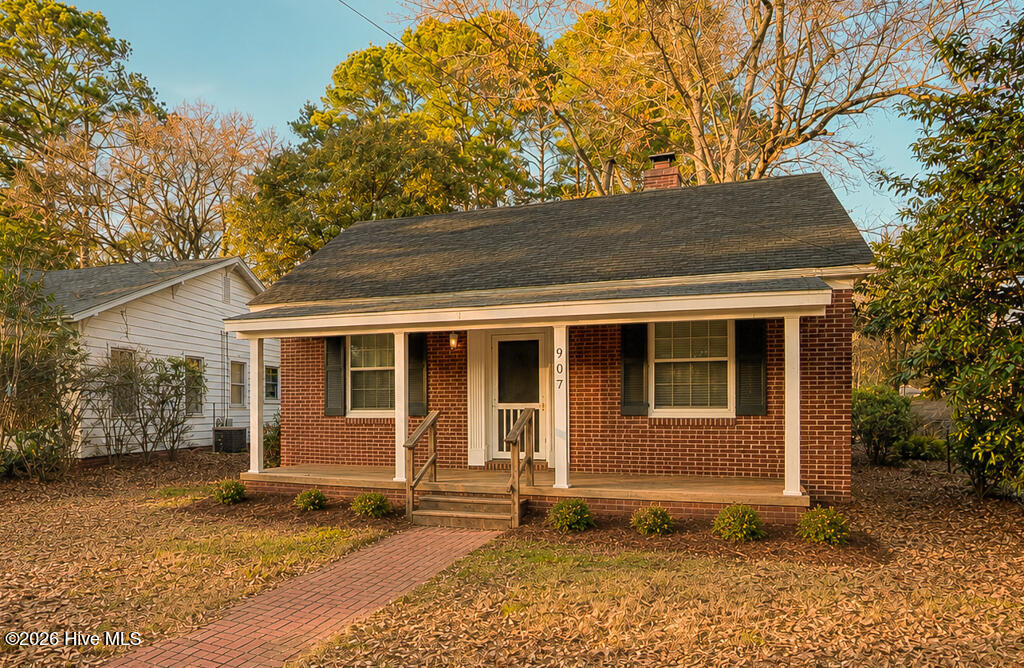 907 E Walnut Street Property Photo 1
