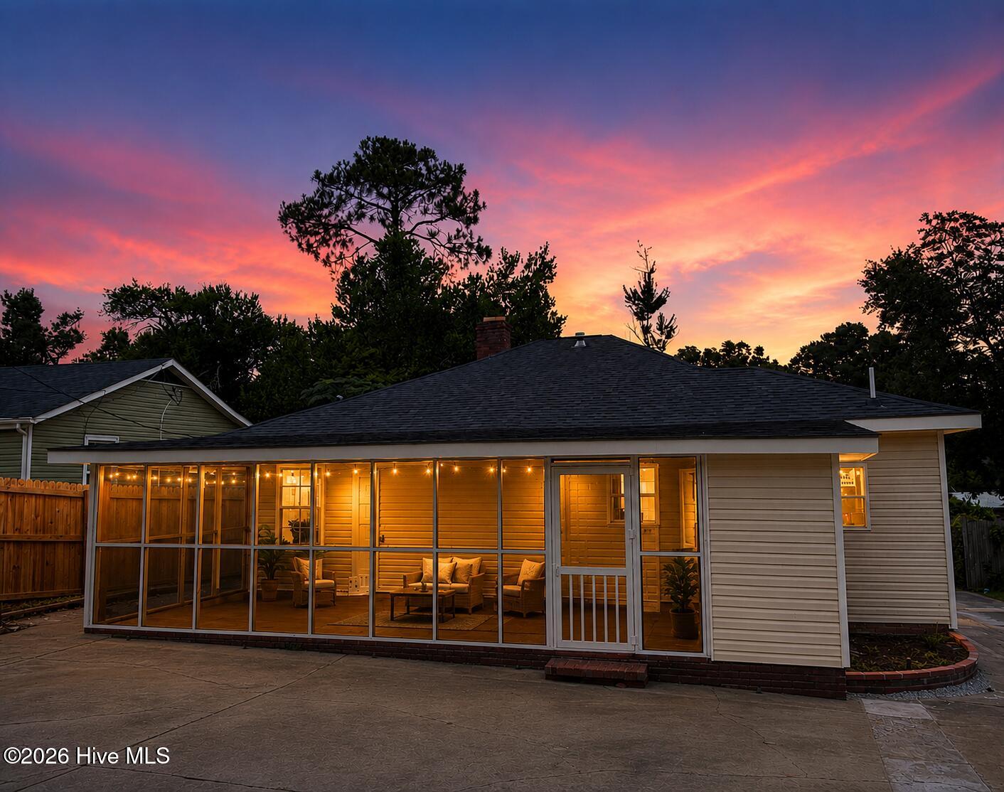1512 Heard Avenue Property Photo 1
