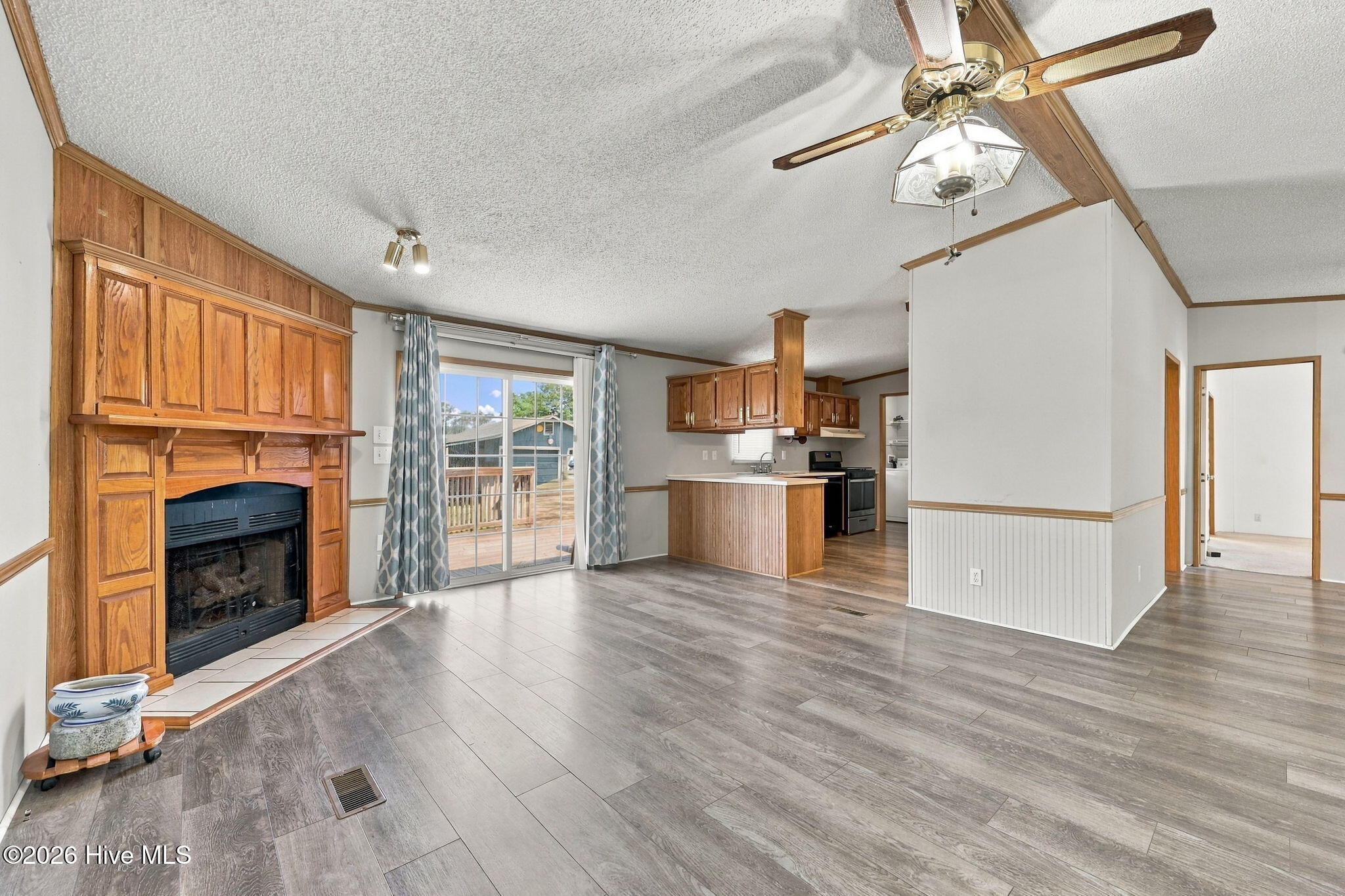 208 Easy Street Property Photo 5