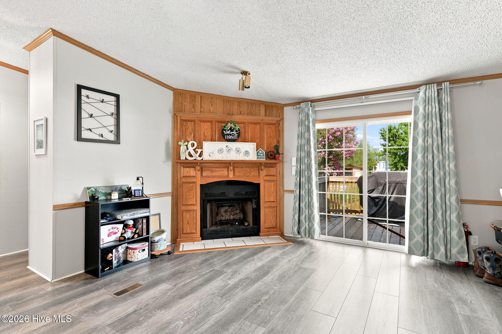 208 Easy Street Property Photo 6