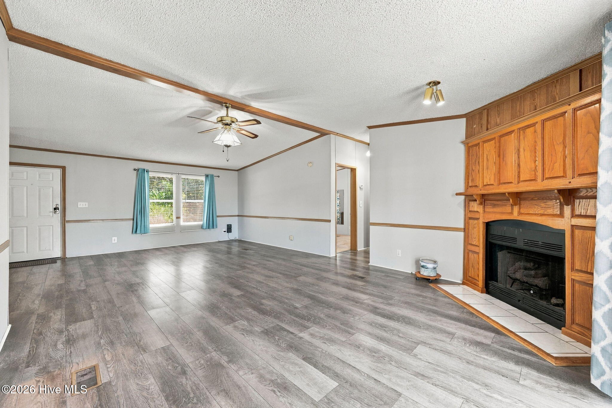 208 Easy Street Property Photo 6