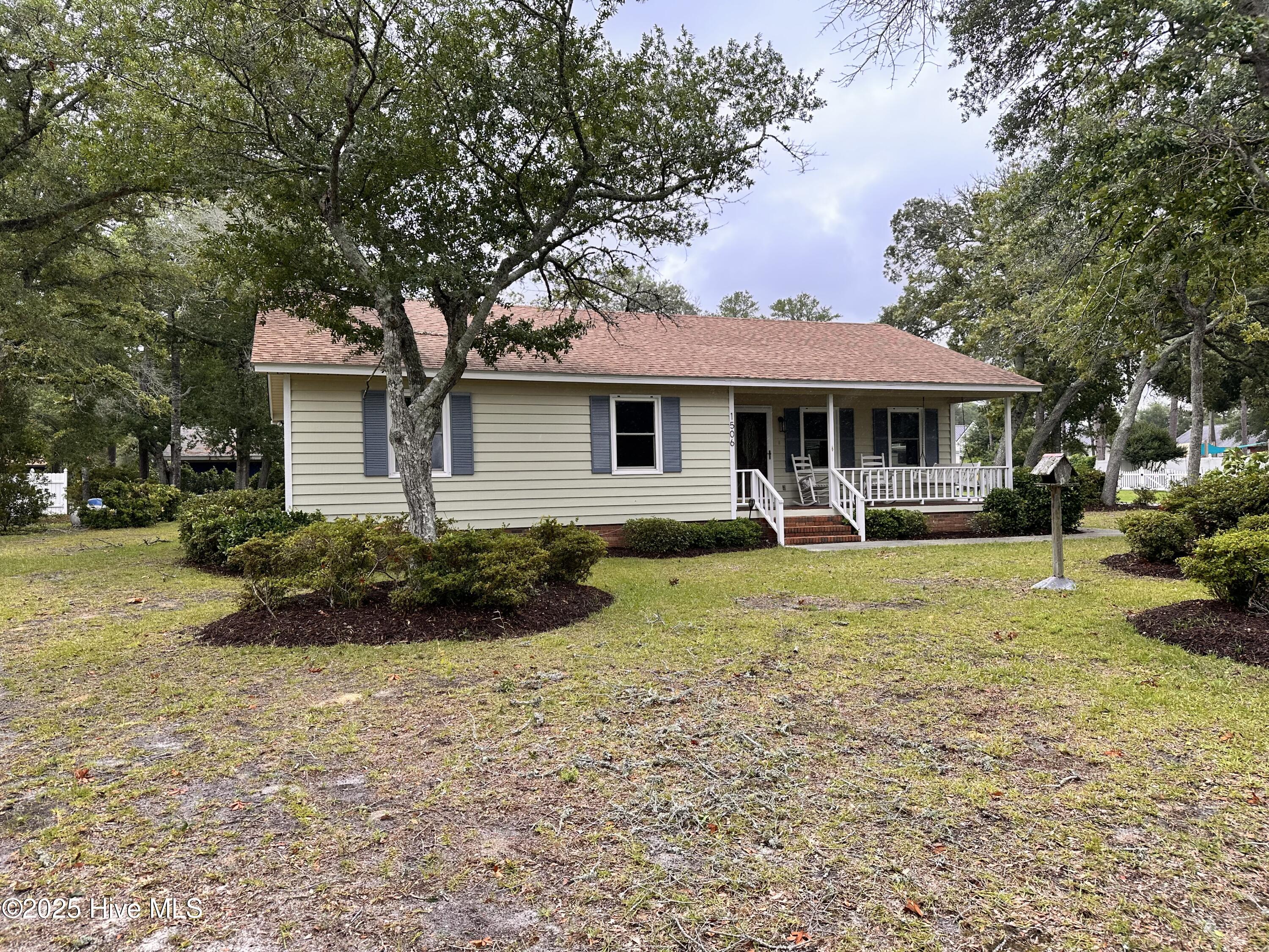 1506 E Oak Island Drive Property Photo 1