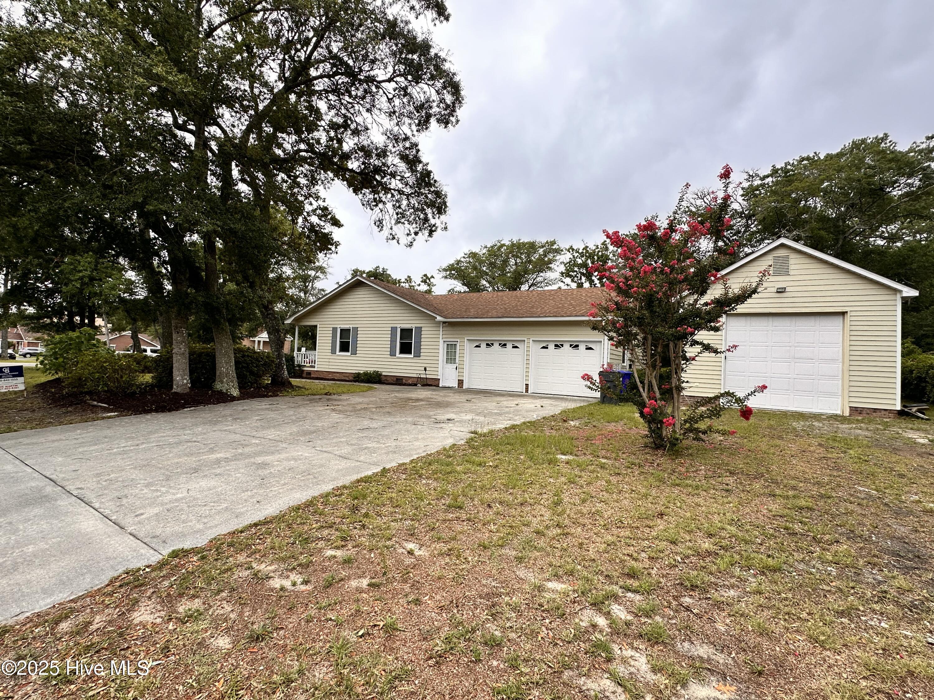 1506 E Oak Island Drive Property Photo 3