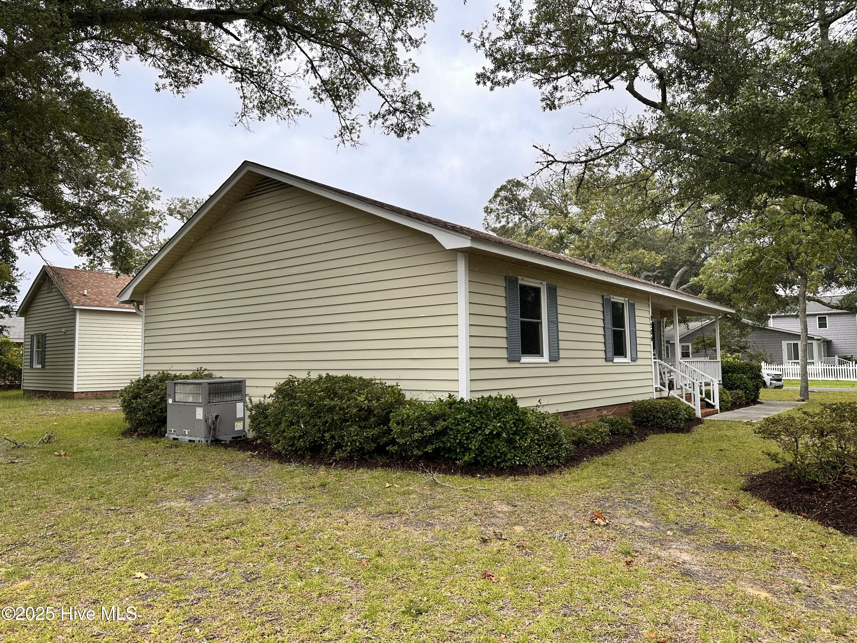 1506 E Oak Island Drive Property Photo 4