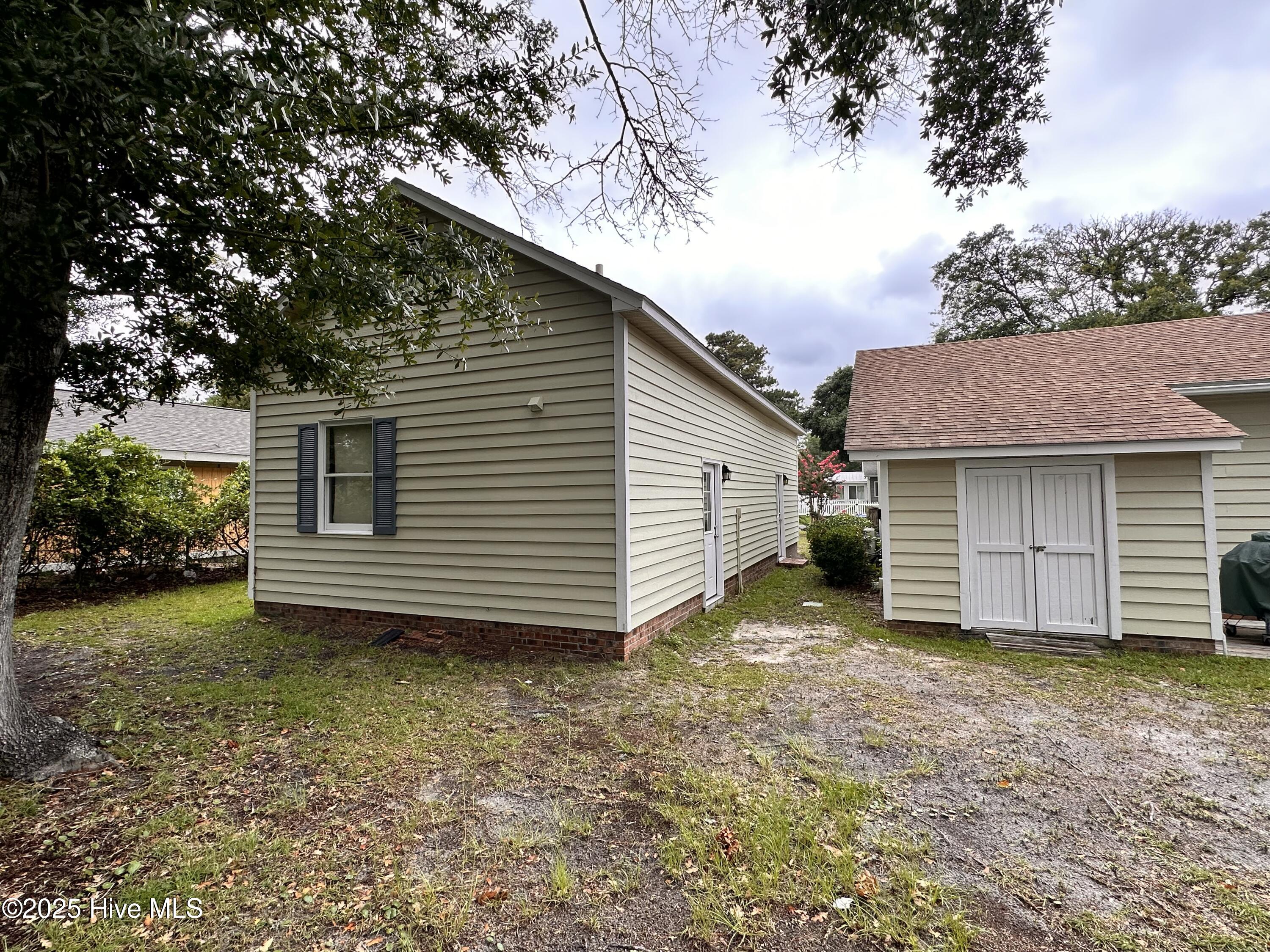 1506 E Oak Island Drive Property Photo 8
