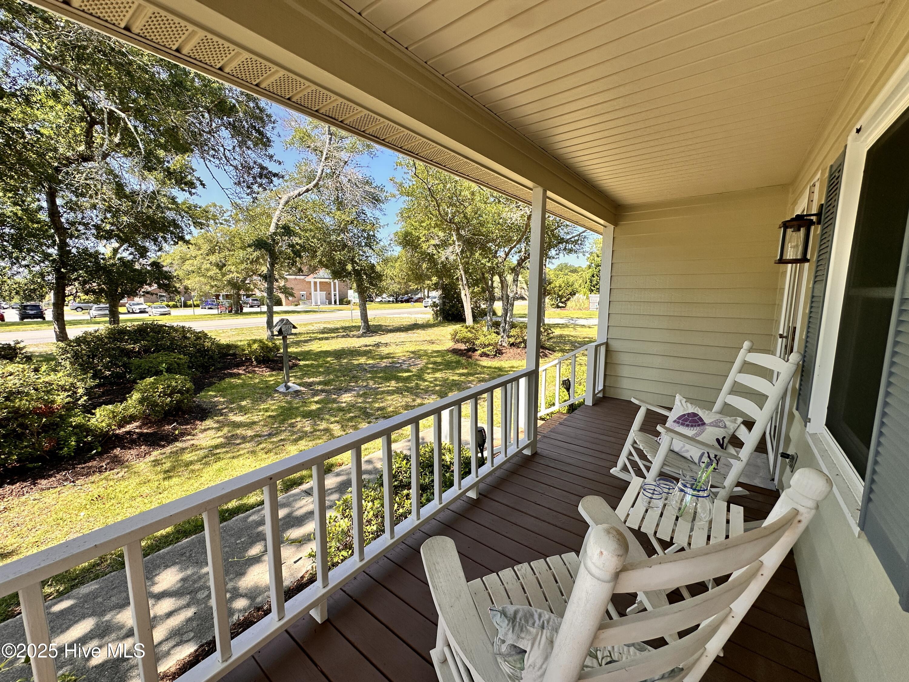 1506 E Oak Island Drive Property Photo 10