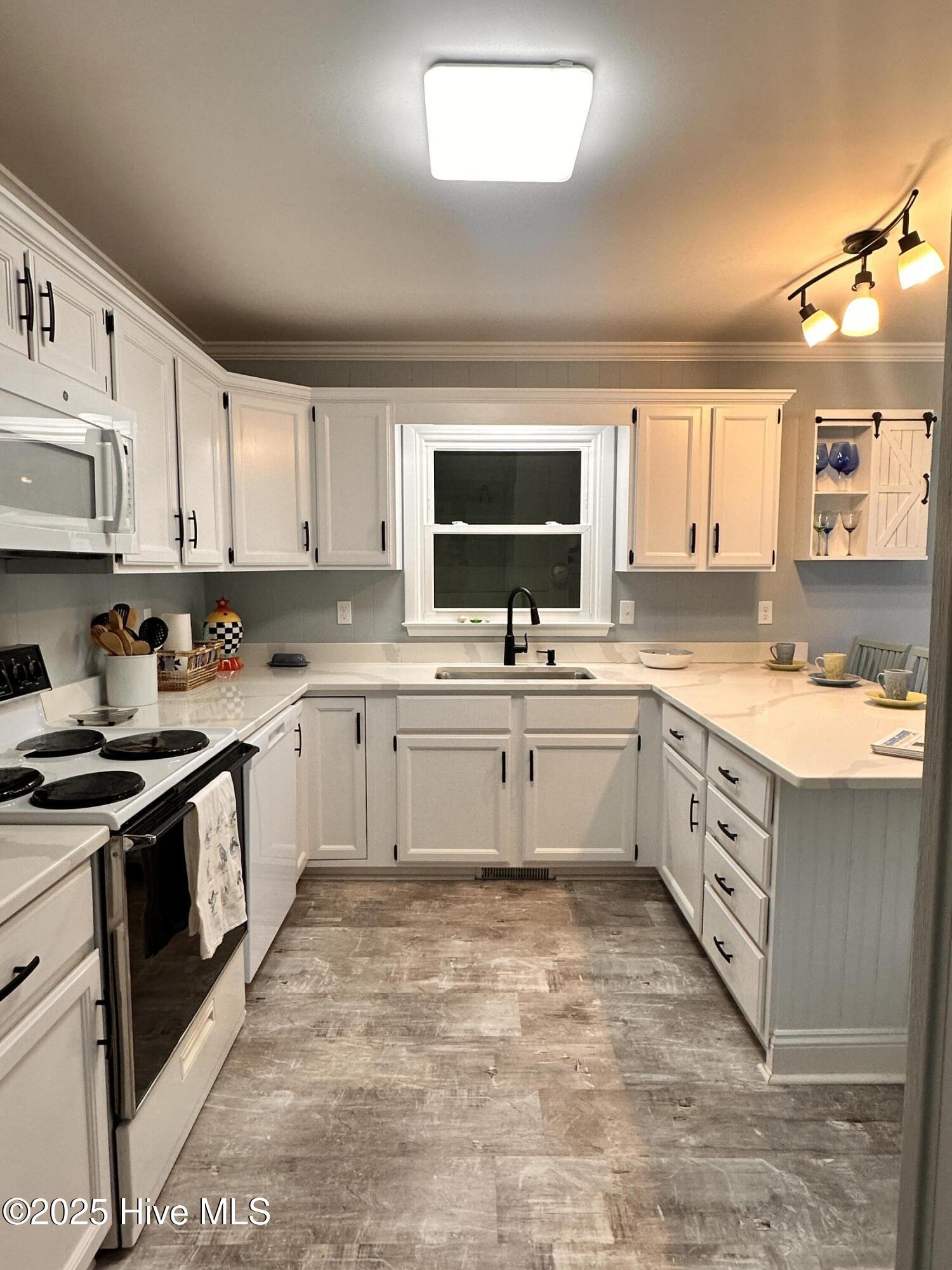 1506 E Oak Island Drive Property Photo 17