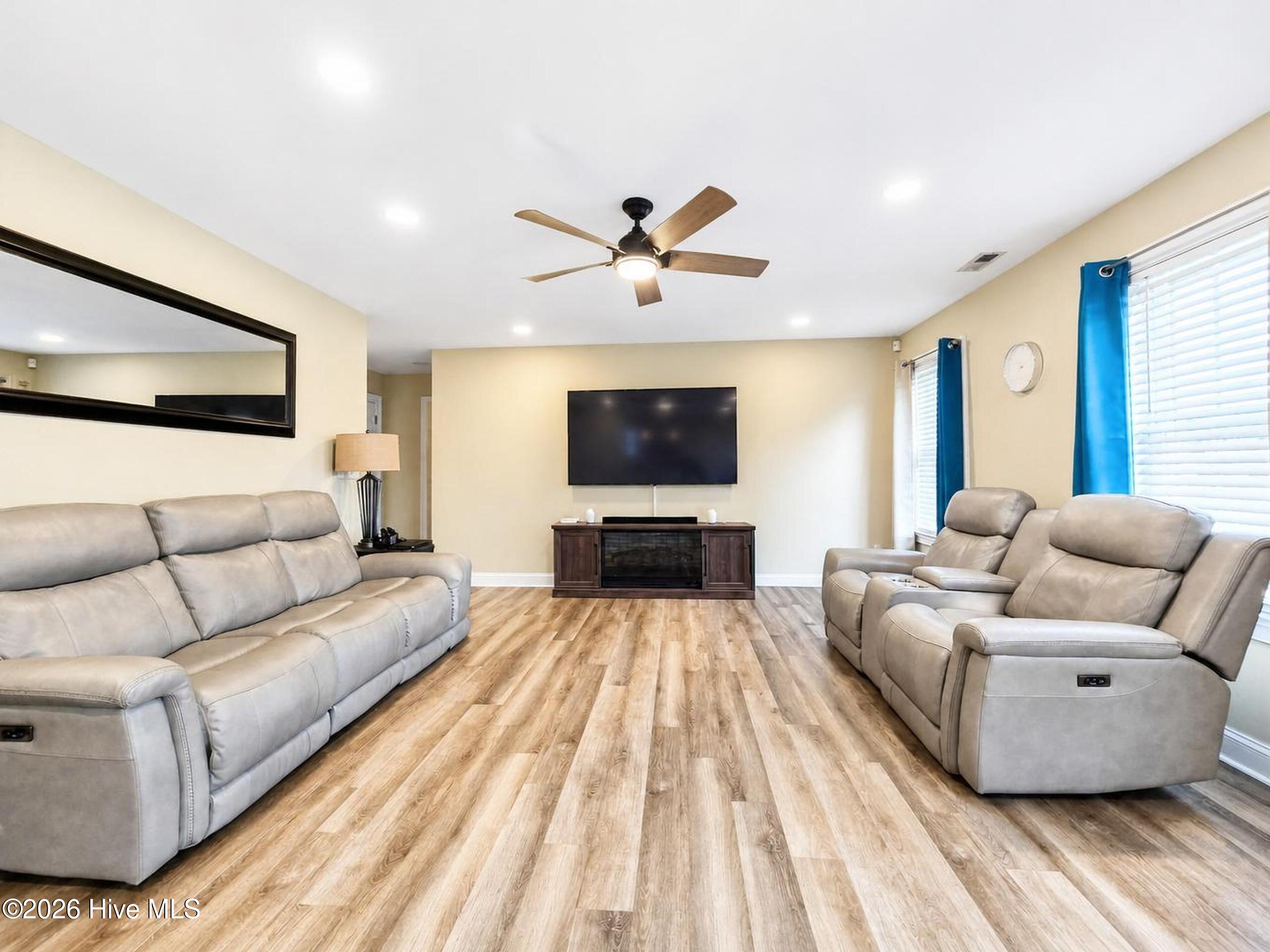 1660 Cedar Point Circle Property Photo 3