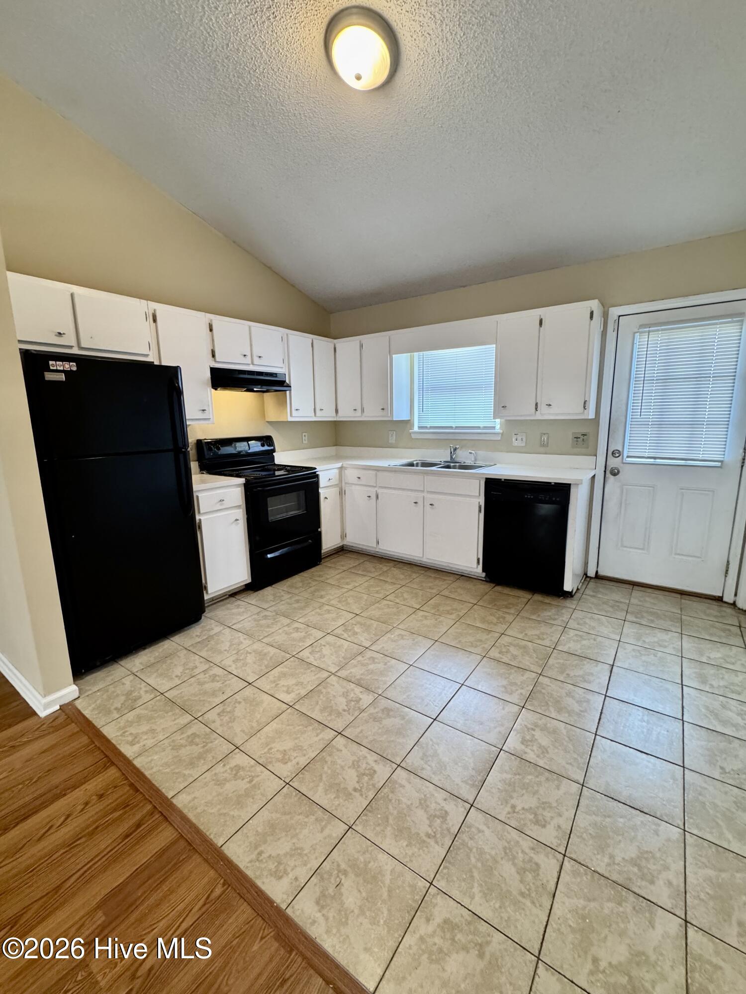 2107 E 3rd Street B Property Photo 3