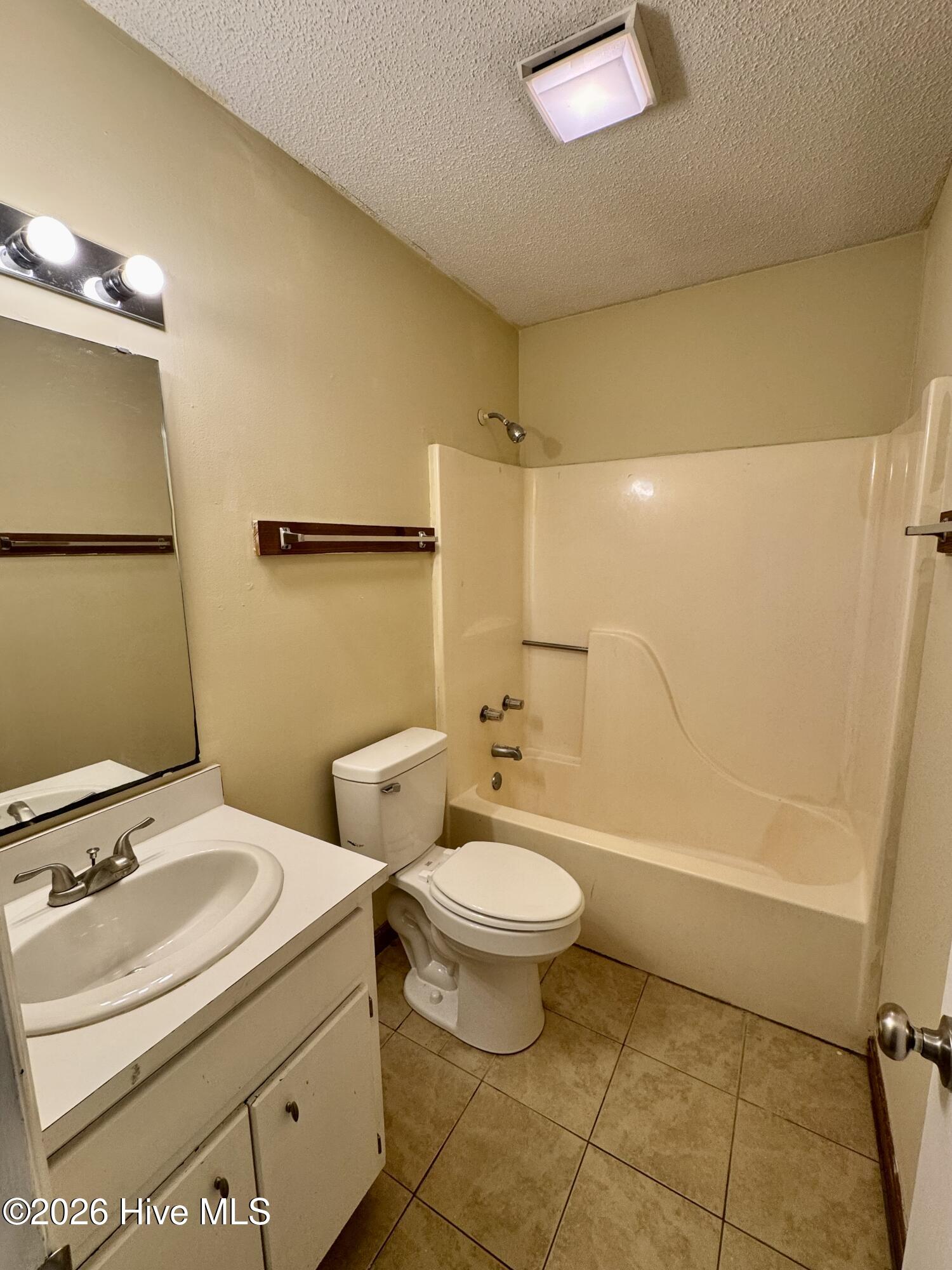 2107 E 3rd Street B Property Photo 6
