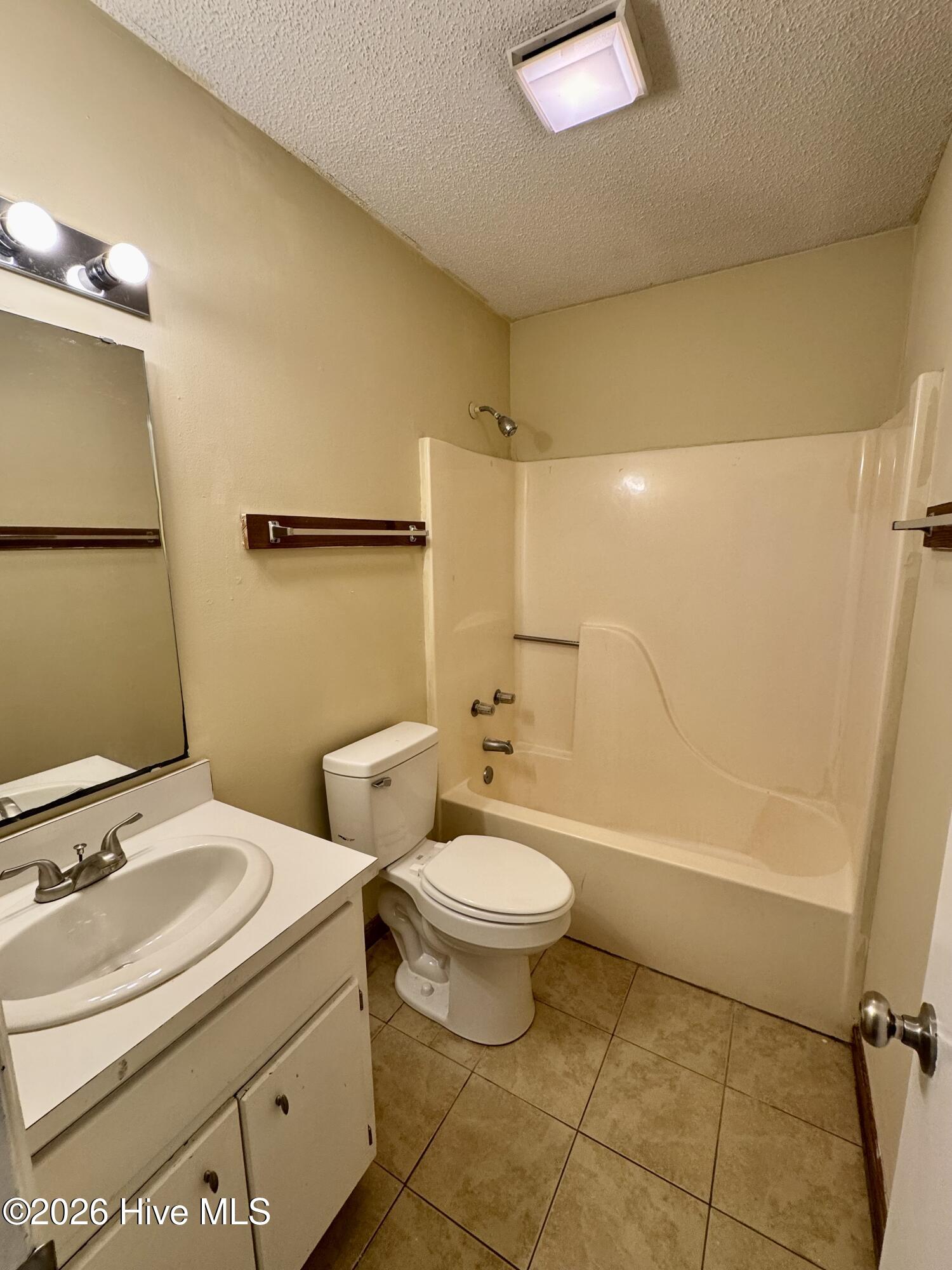 2107 E 3rd Street B Property Photo 7