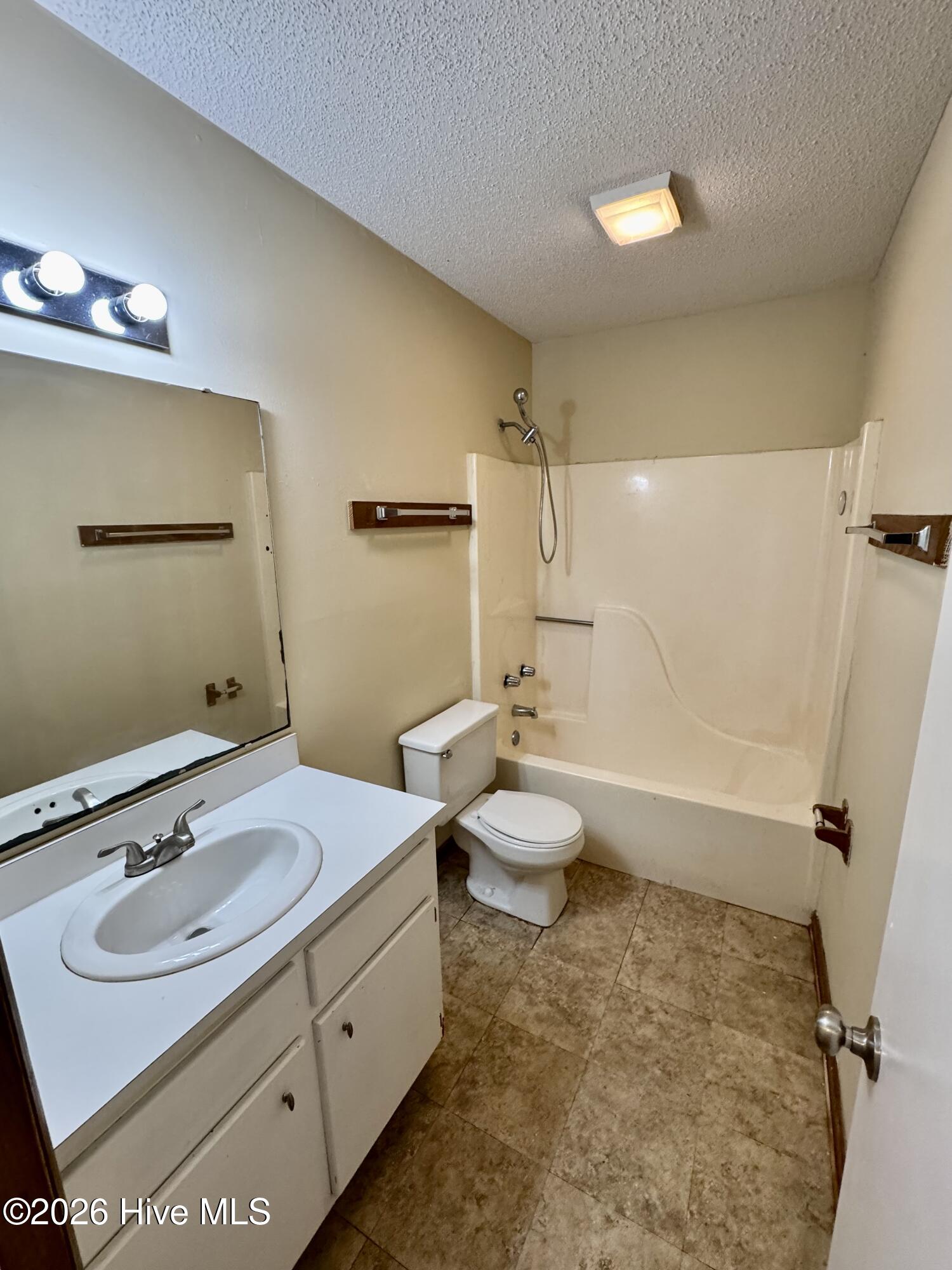 2107 E 3rd Street B Property Photo 10
