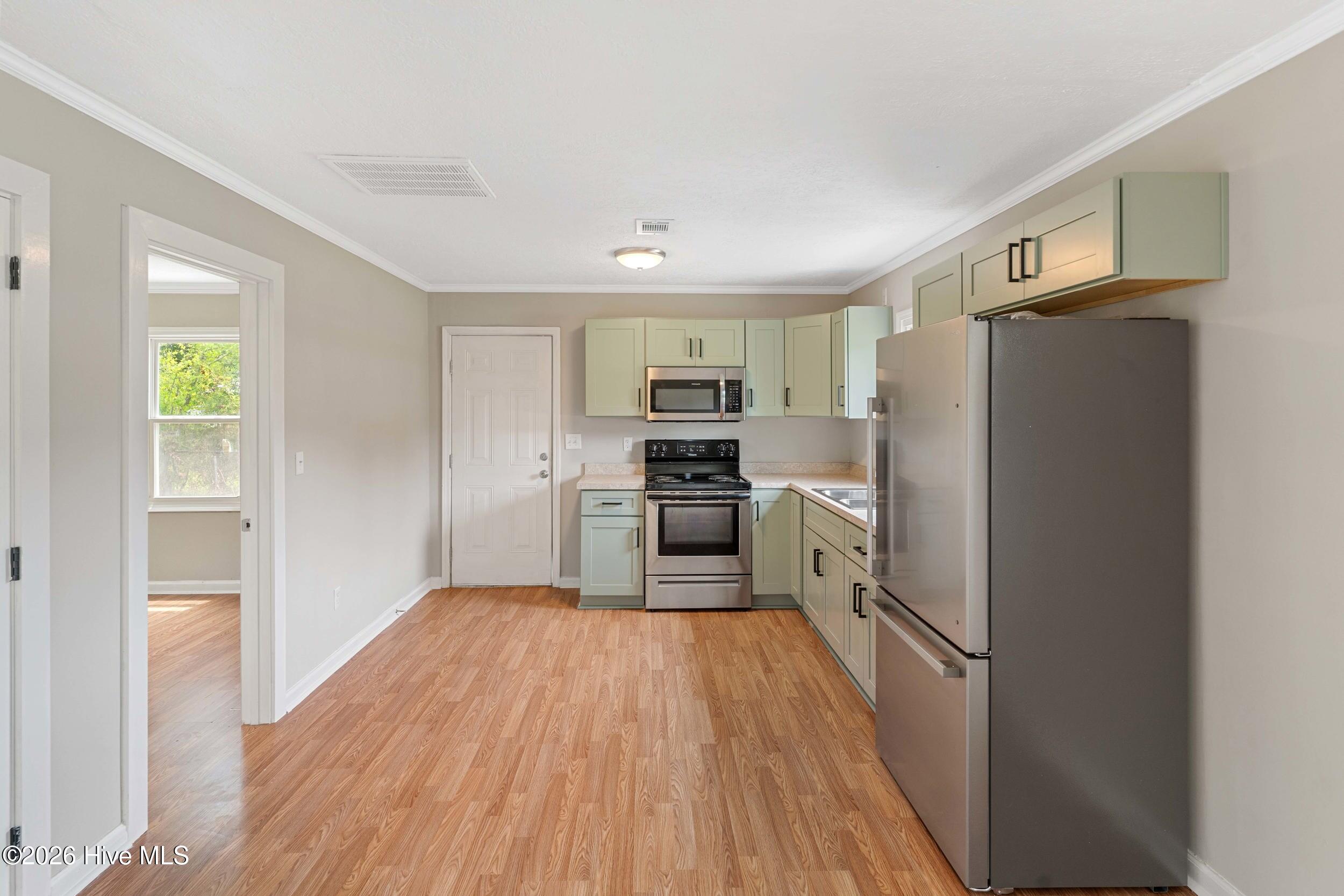 3042 Collier Road Property Photo 9