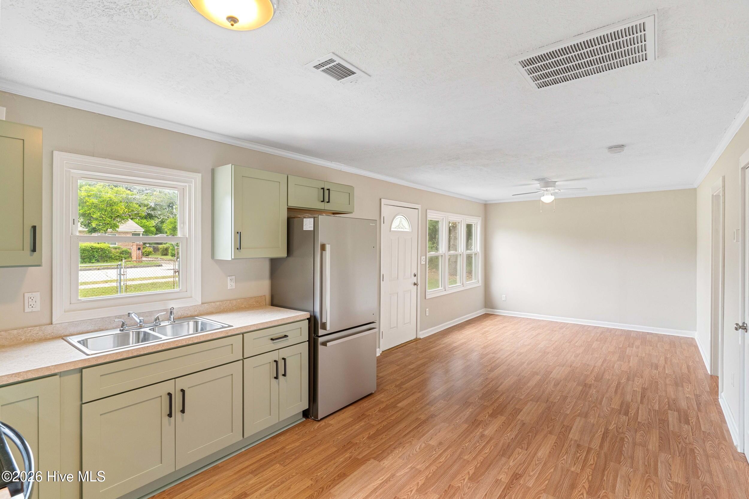 3042 Collier Road Property Photo 10