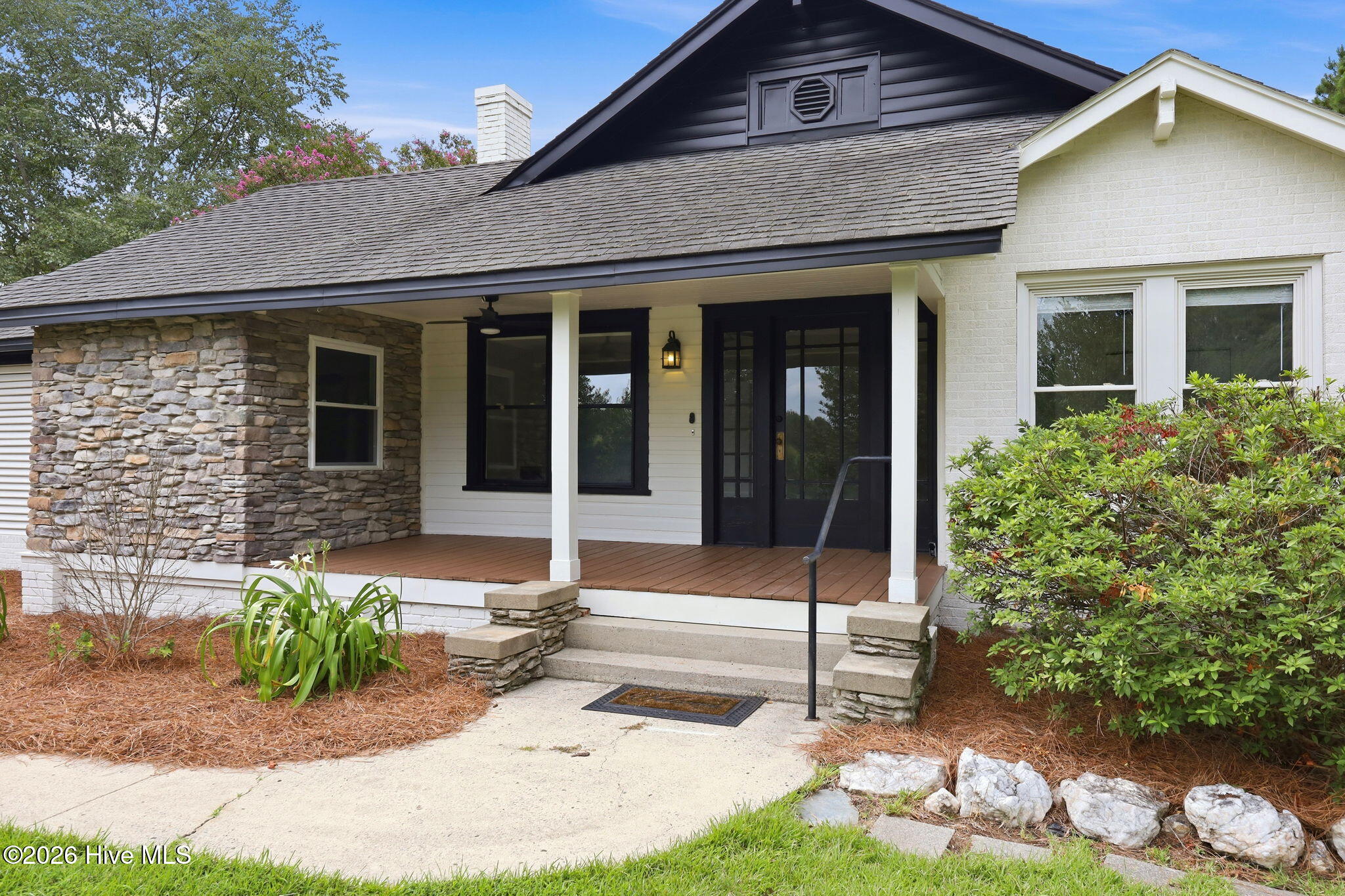 1191 Henley Road Property Photo 3