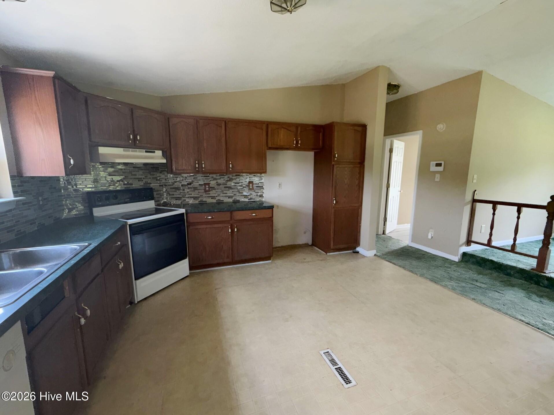 38 Banks Road Property Photo 9