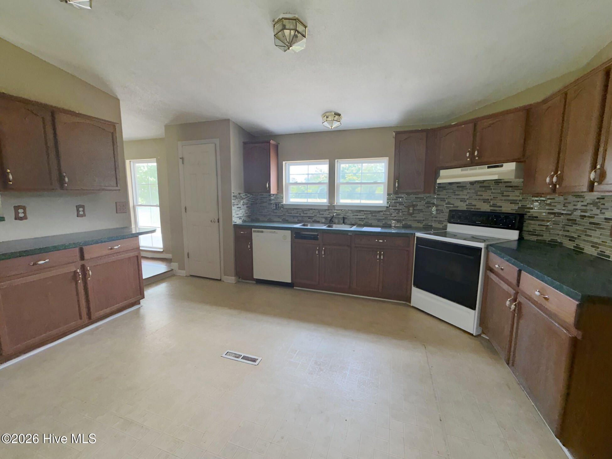 38 Banks Road Property Photo 10