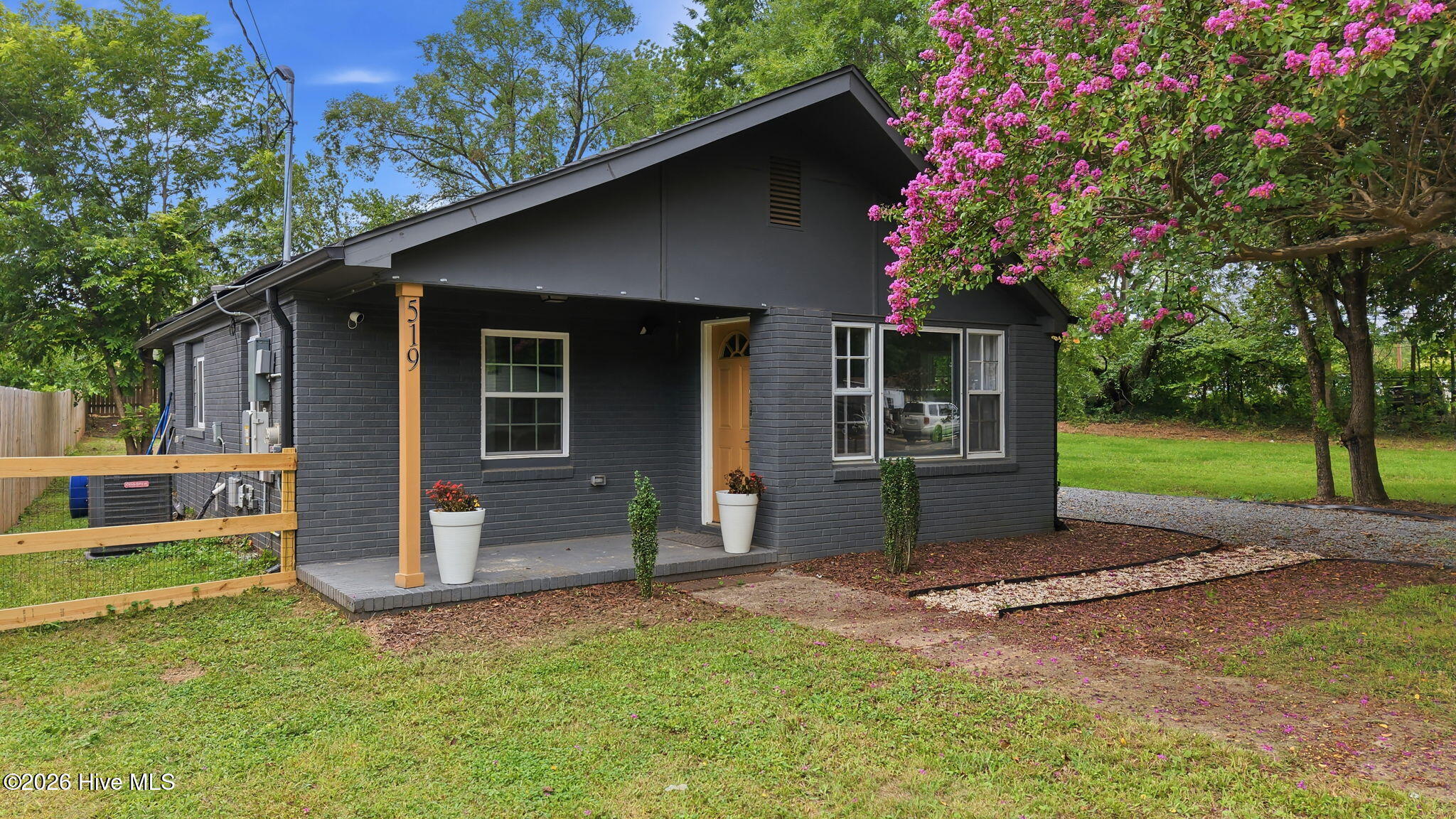 519 E End Avenue Property Photo 3