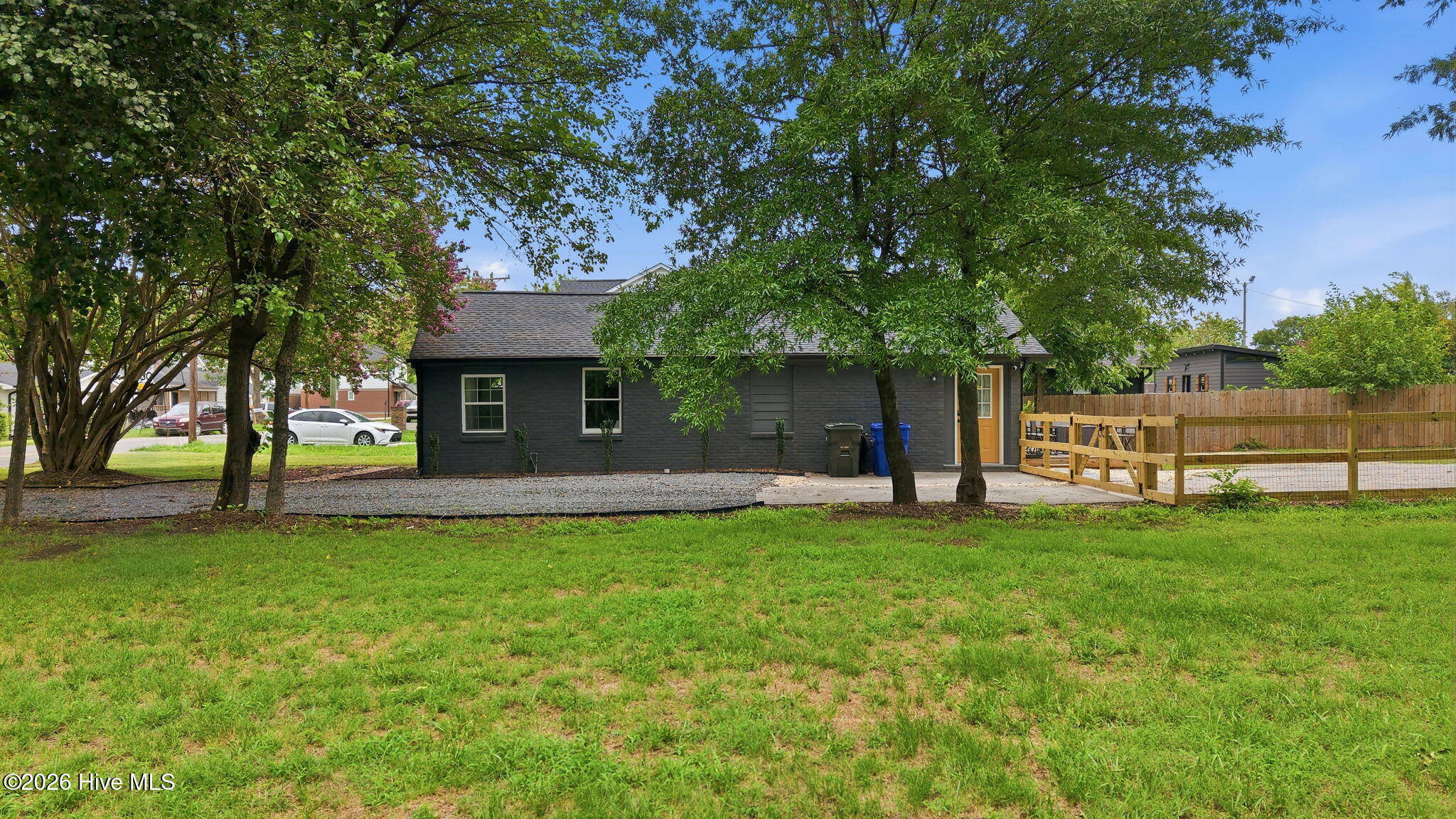 519 E End Avenue Property Photo 6