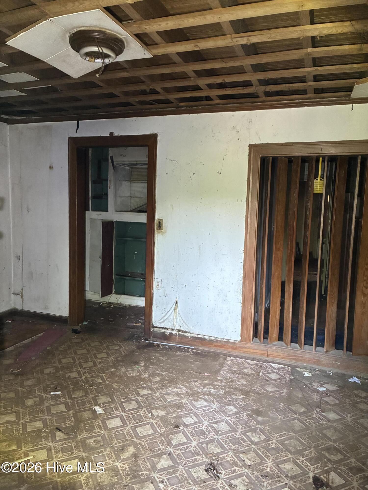 612 Green Street E Property Photo 2
