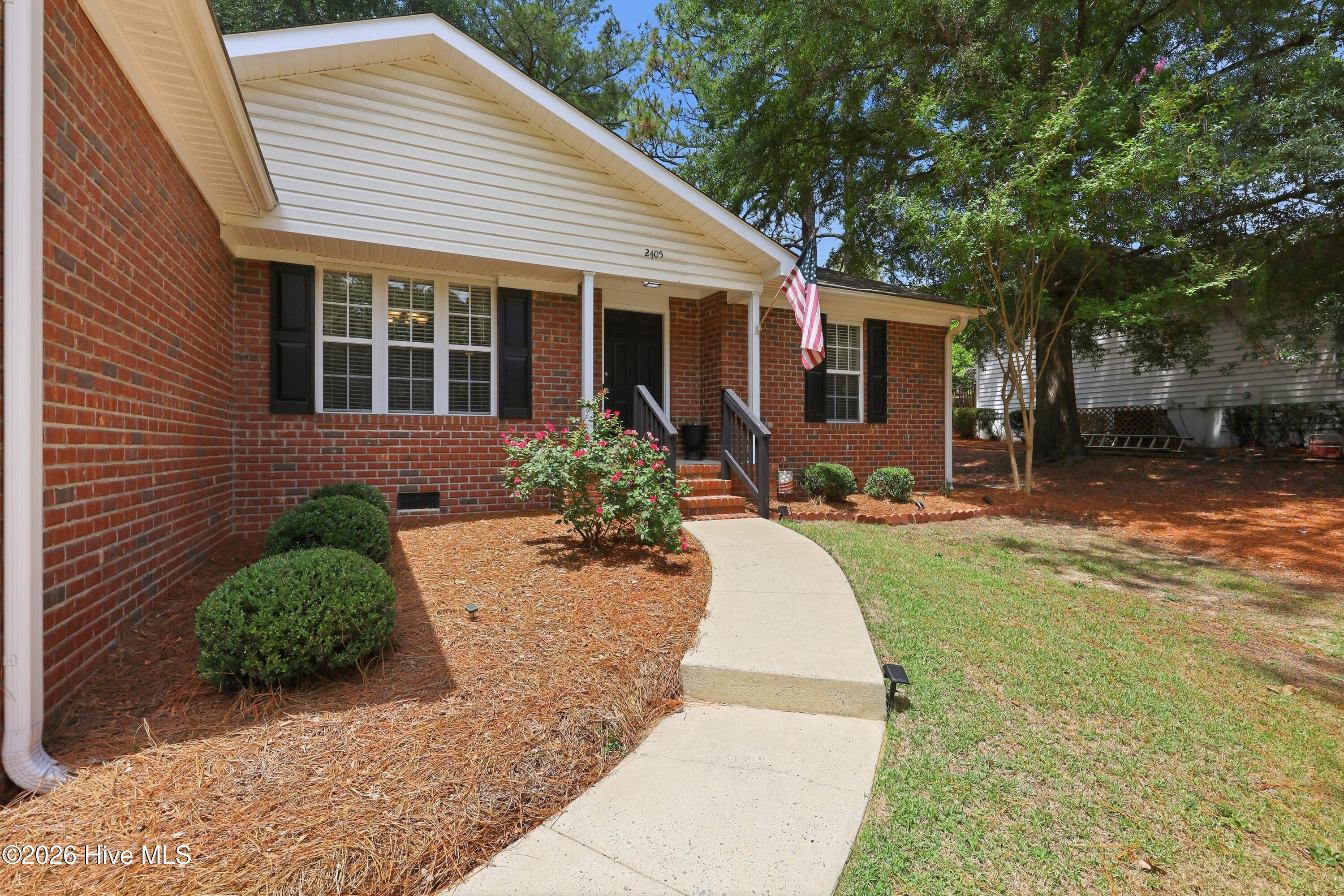 2405 Longleaf Drive W Property Photo 2