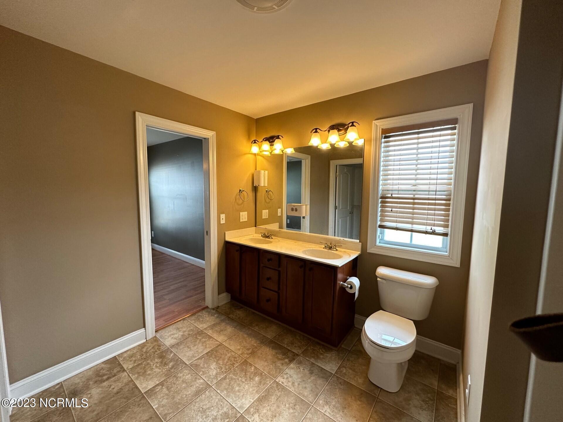 2533 Saddleback Drive B Property Photo 10