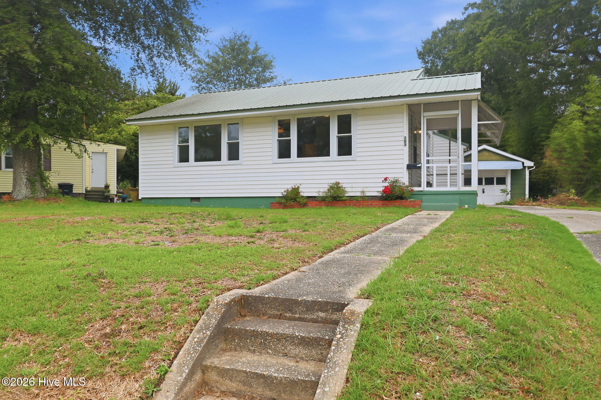 303 Banks Street Property Photo 4