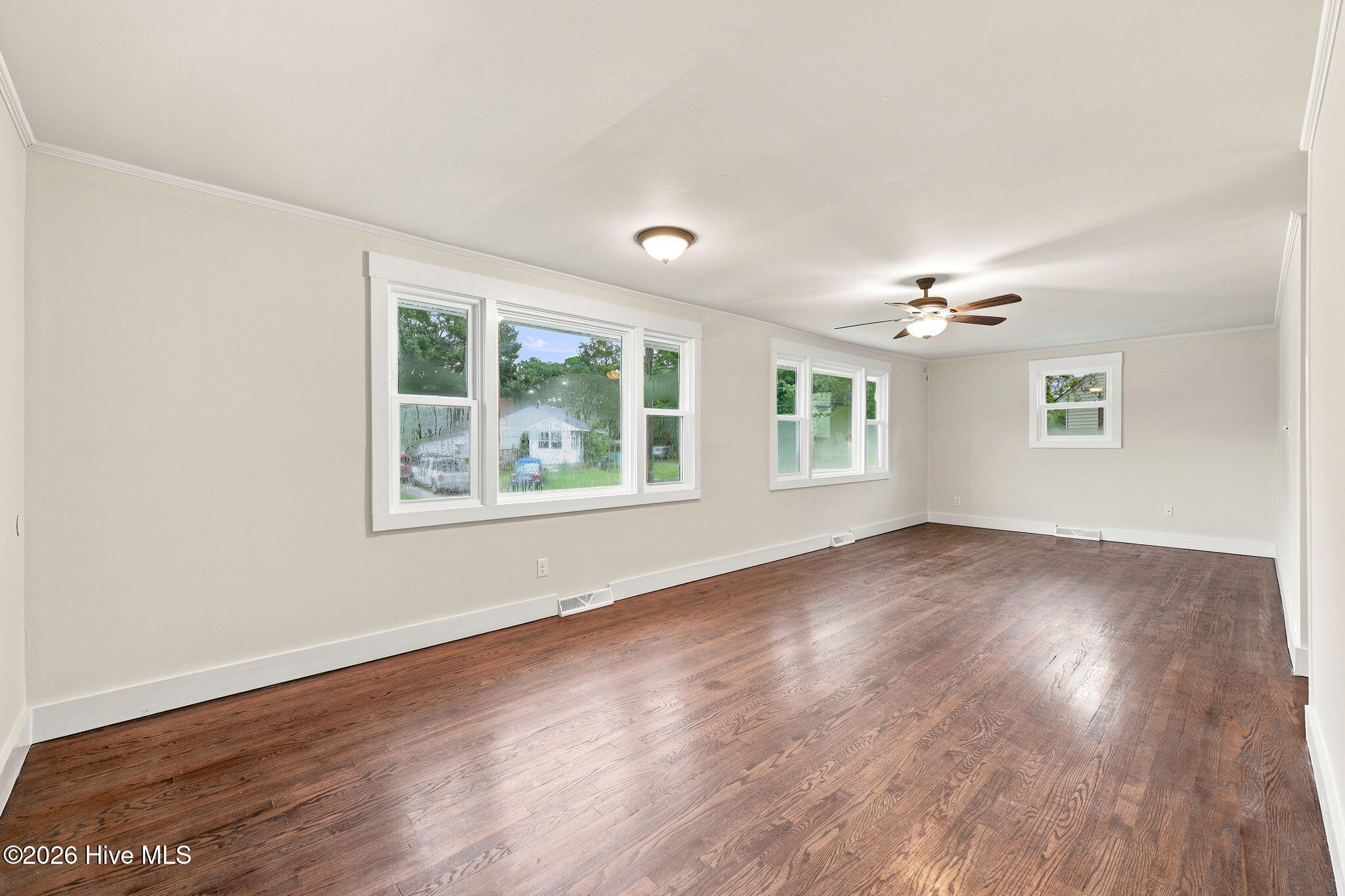 303 Banks Street Property Photo 6