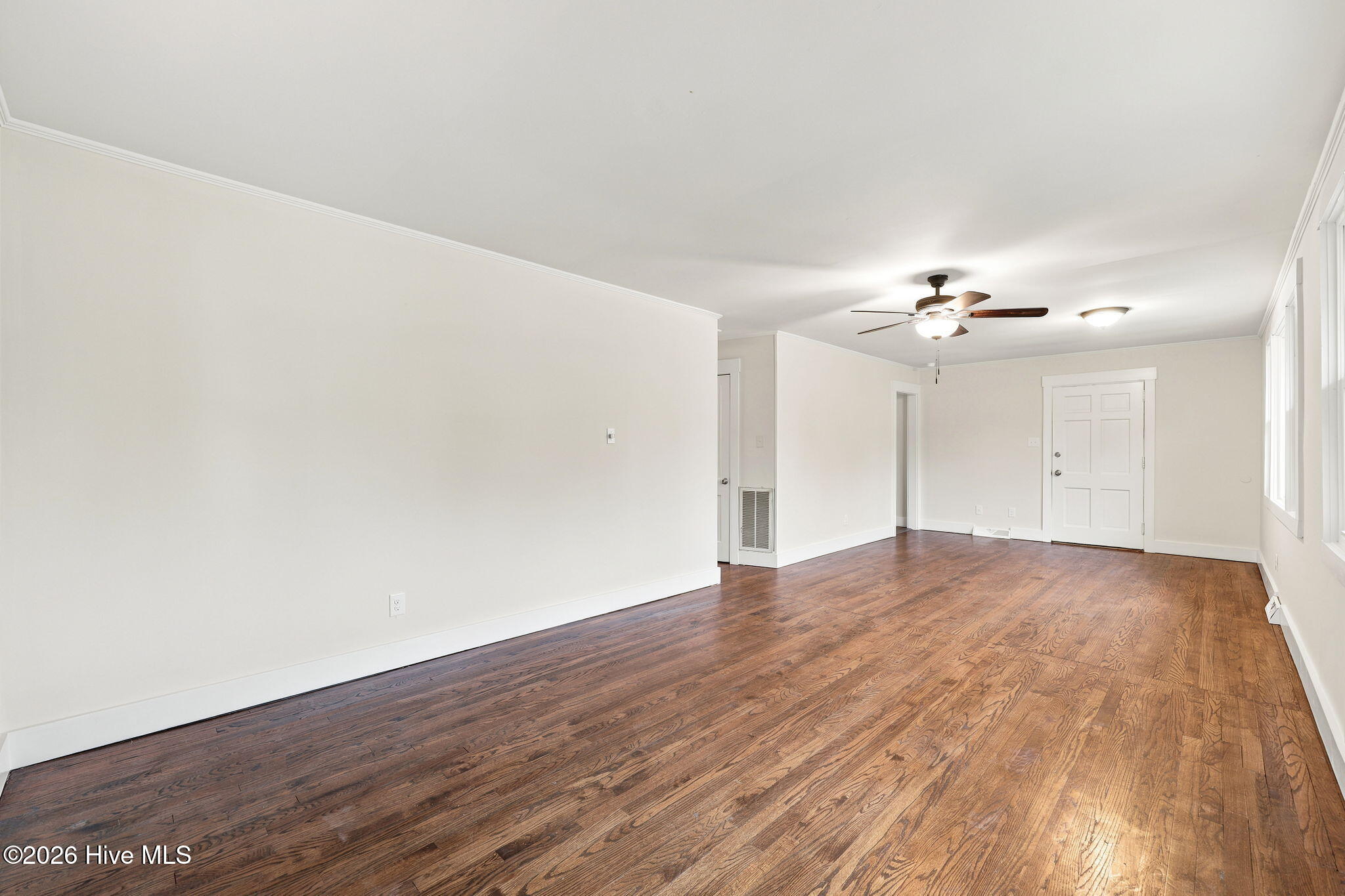 303 Banks Street Property Photo 8
