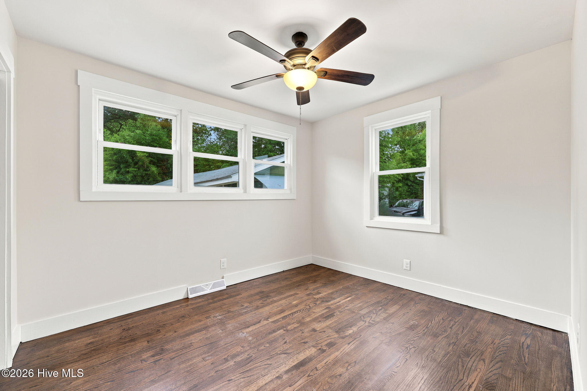 303 Banks Street Property Photo 16