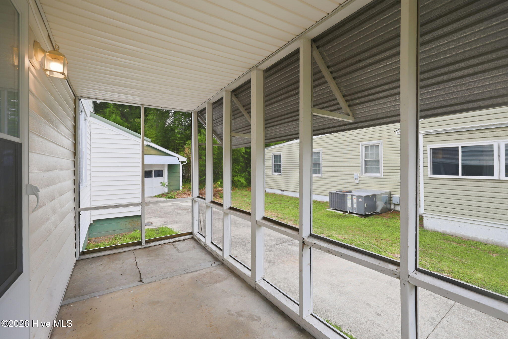 303 Banks Street Property Photo 27