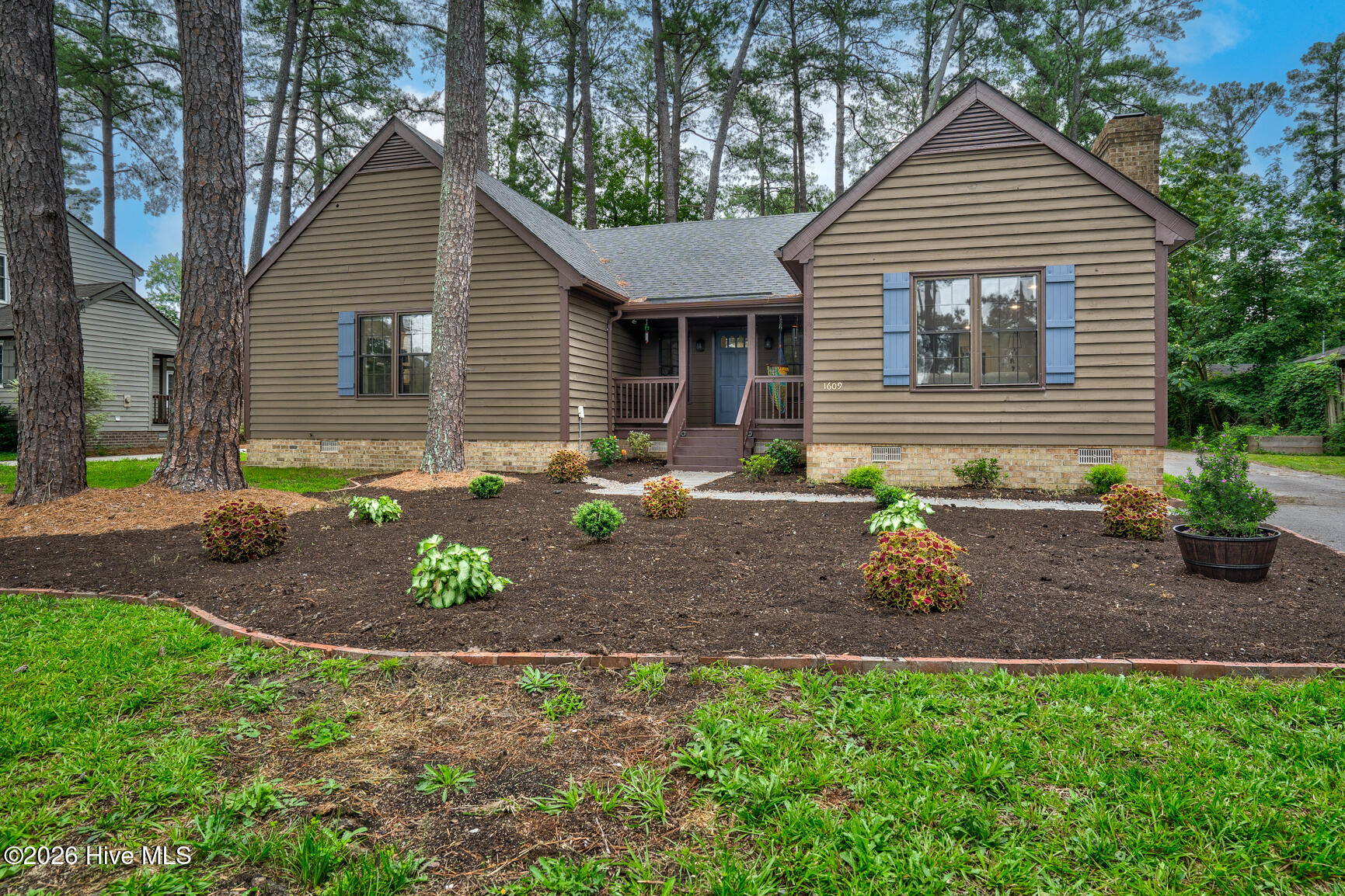 1609 Country Club Road Property Photo 2
