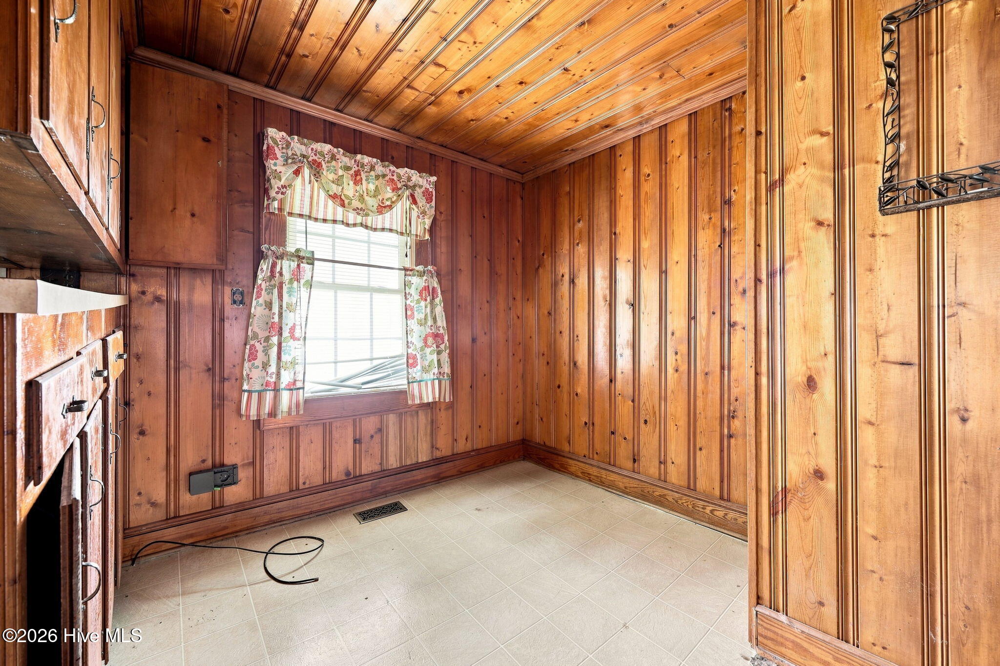 203 Fairview Street Property Photo 8