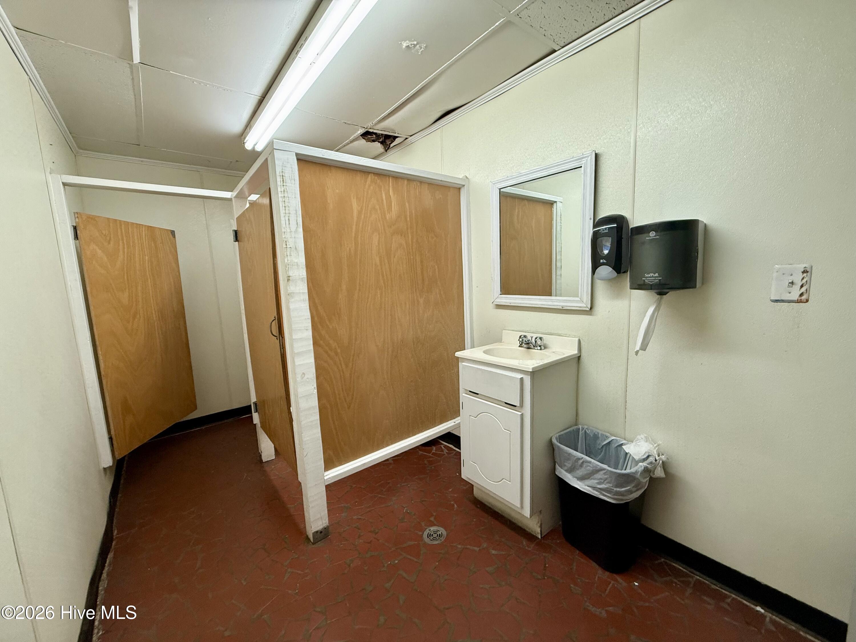915 E Boulevard Property Photo 16