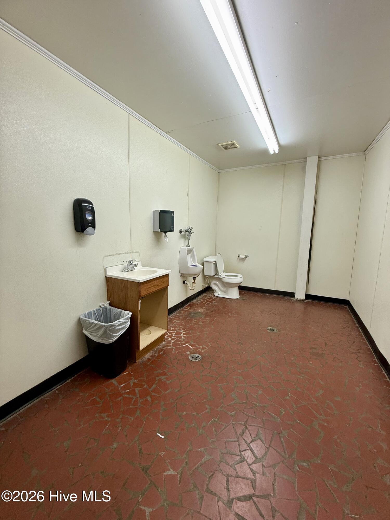 915 E Boulevard Property Photo 17