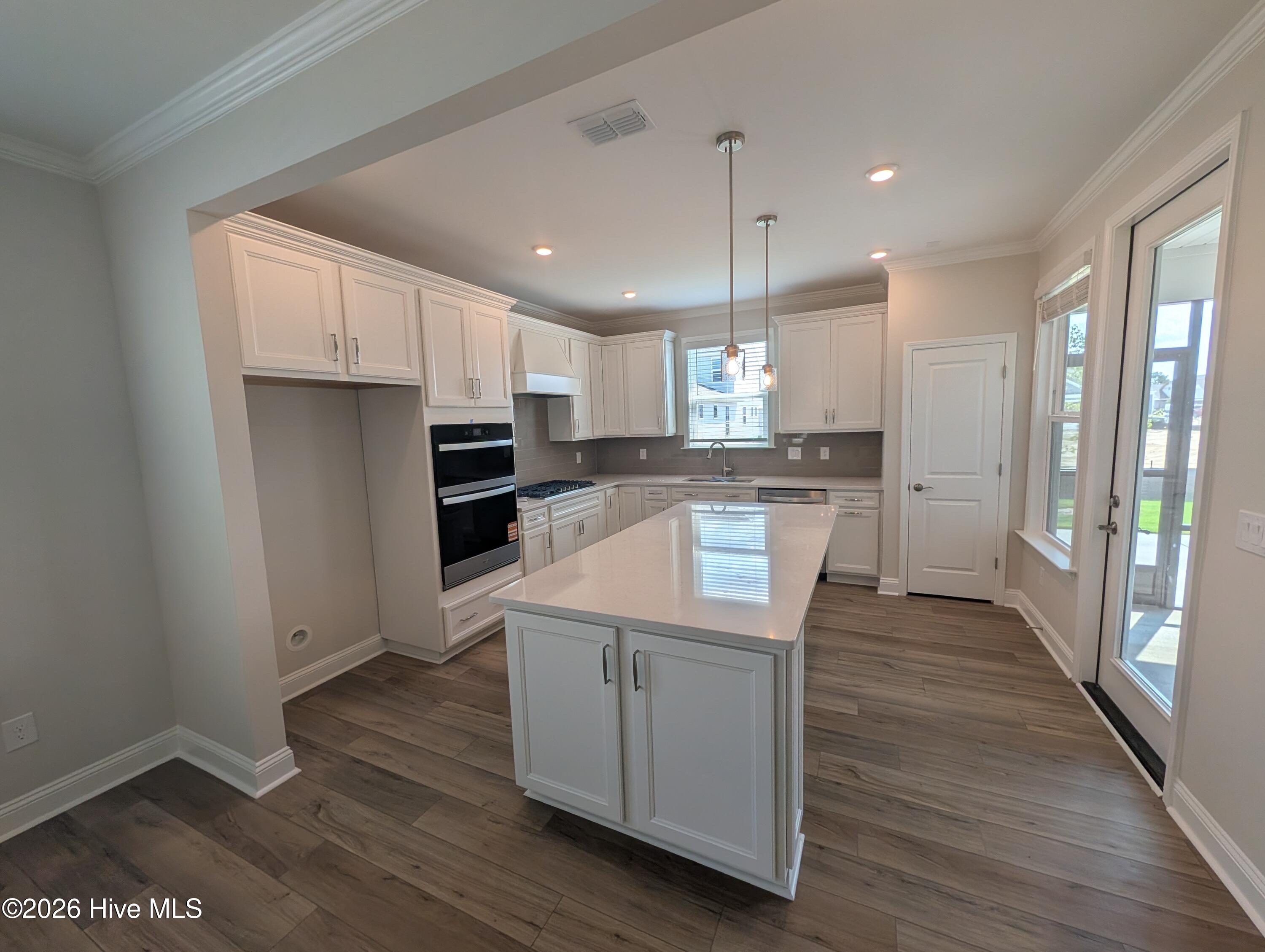 5947 Moonshell Loop Property Photo 4