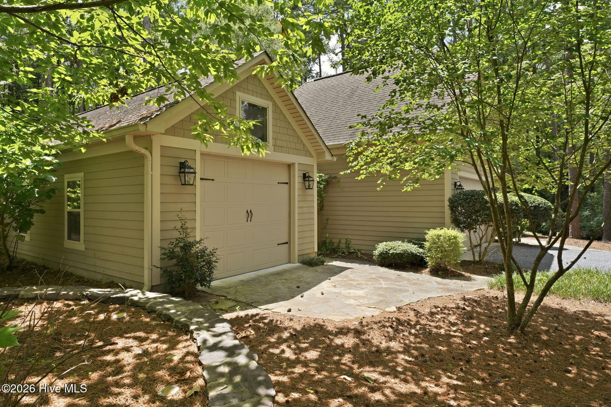 497 Clearfield Lane E Property Photo 6
