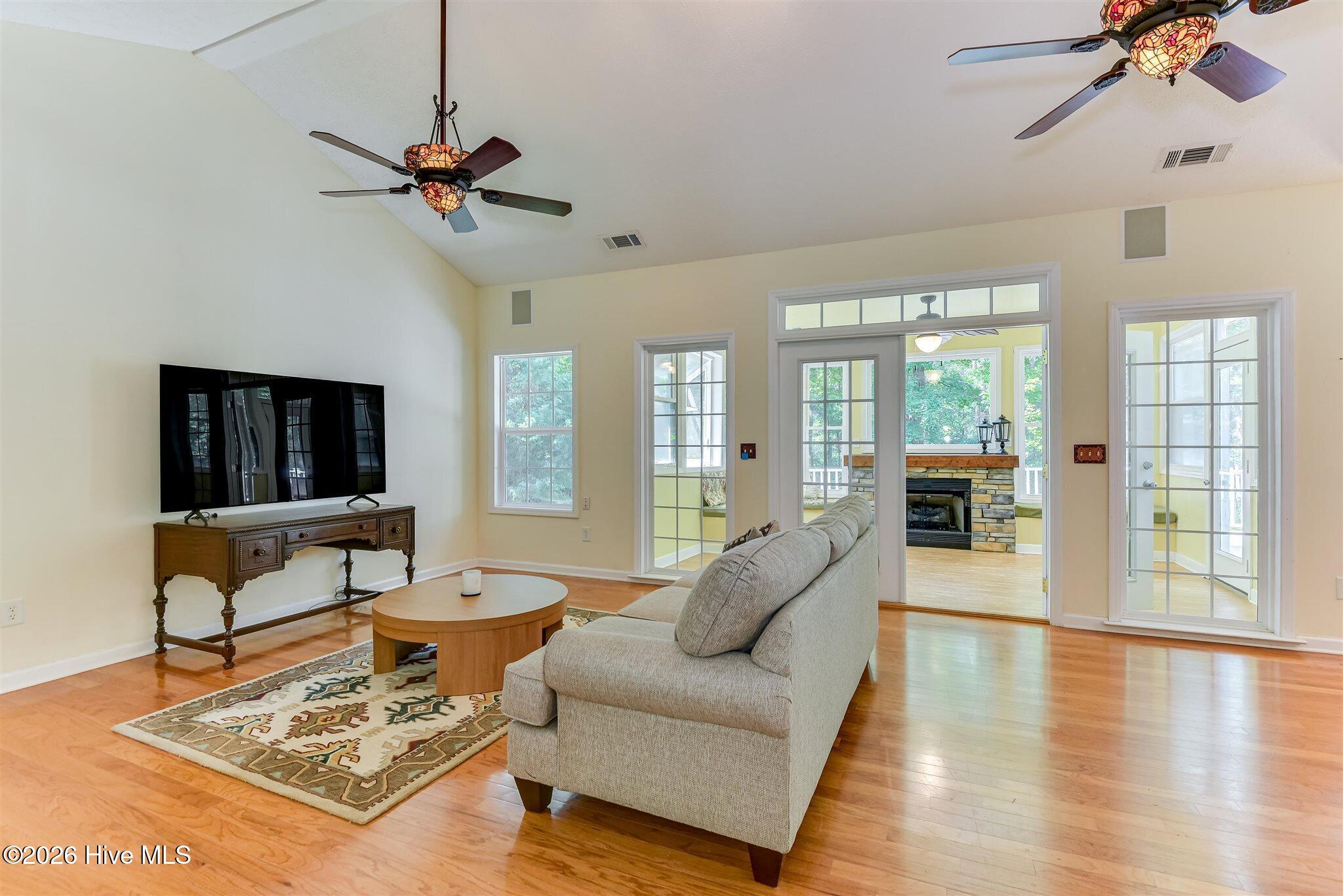 229 Windy Circle Property Photo 8