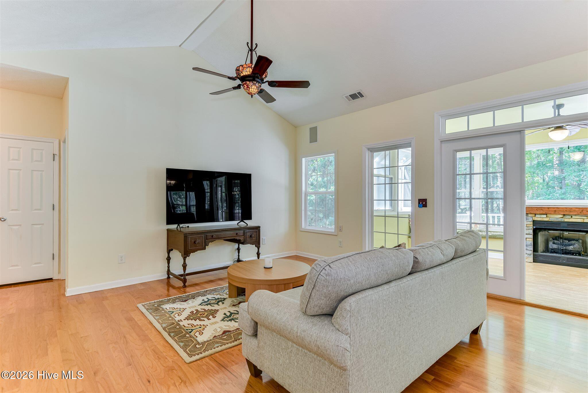 229 Windy Circle Property Photo 9