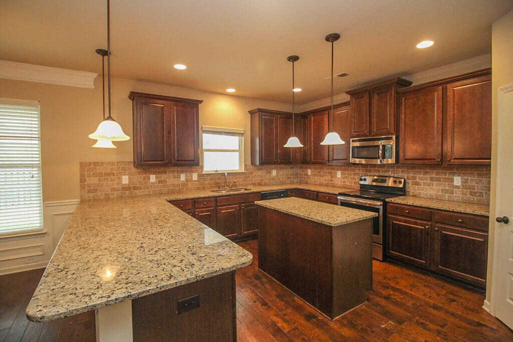 2733 Huntcliffe Drive Property Photo 9