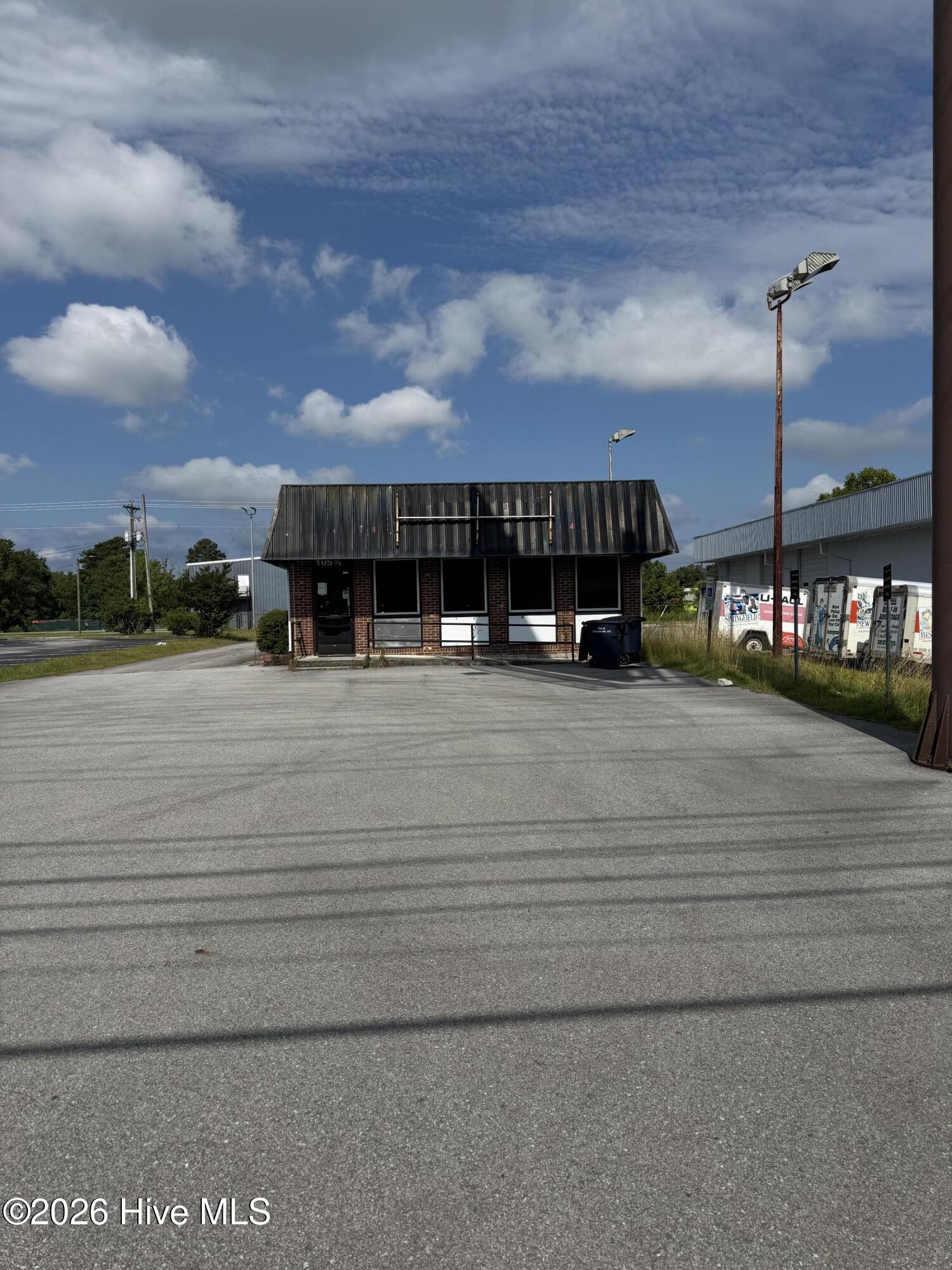 105 Western Boulevard Property Photo 1