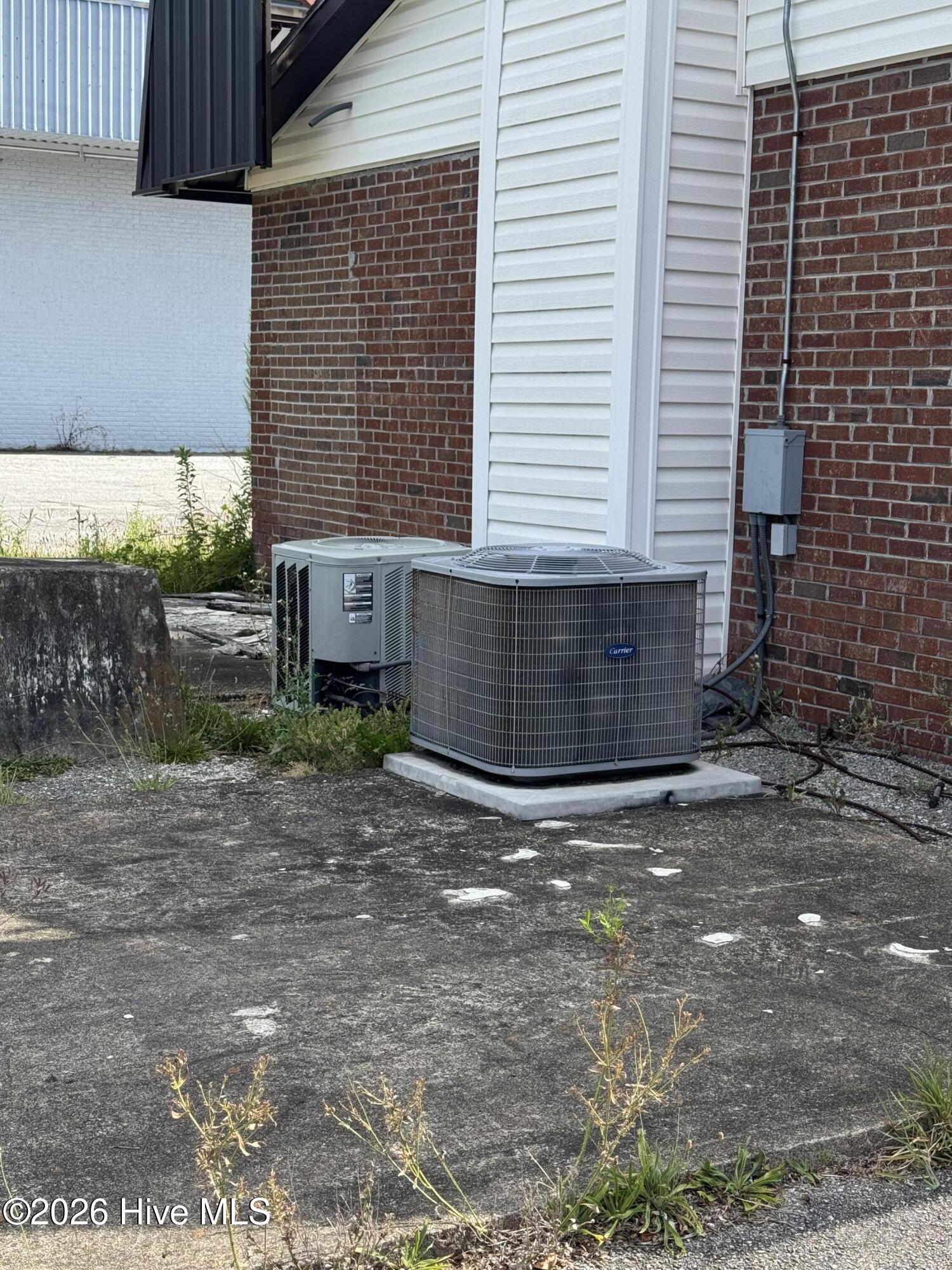 105 Western Boulevard Property Photo 5