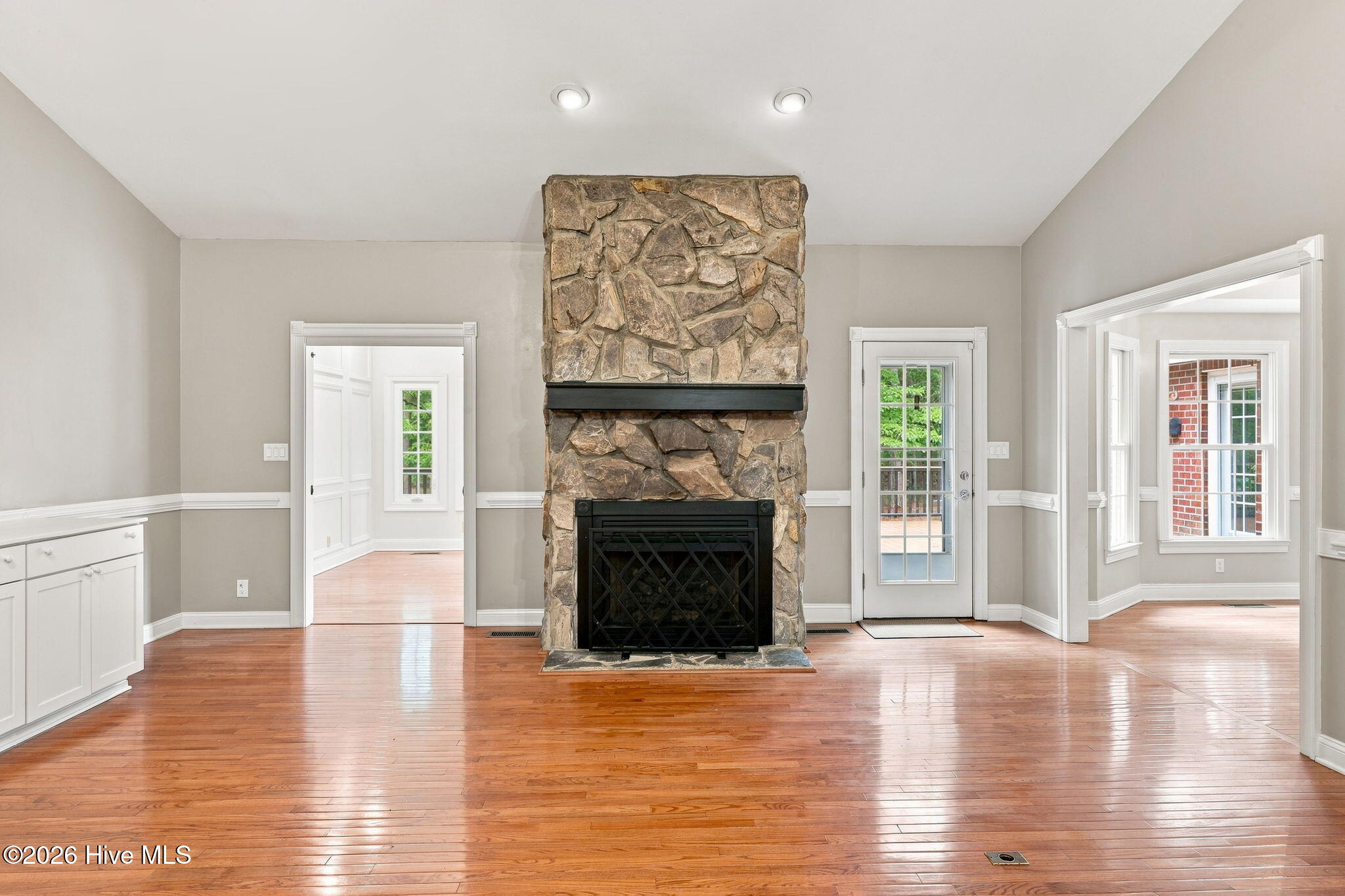 407 Rustic Court Property Photo 11
