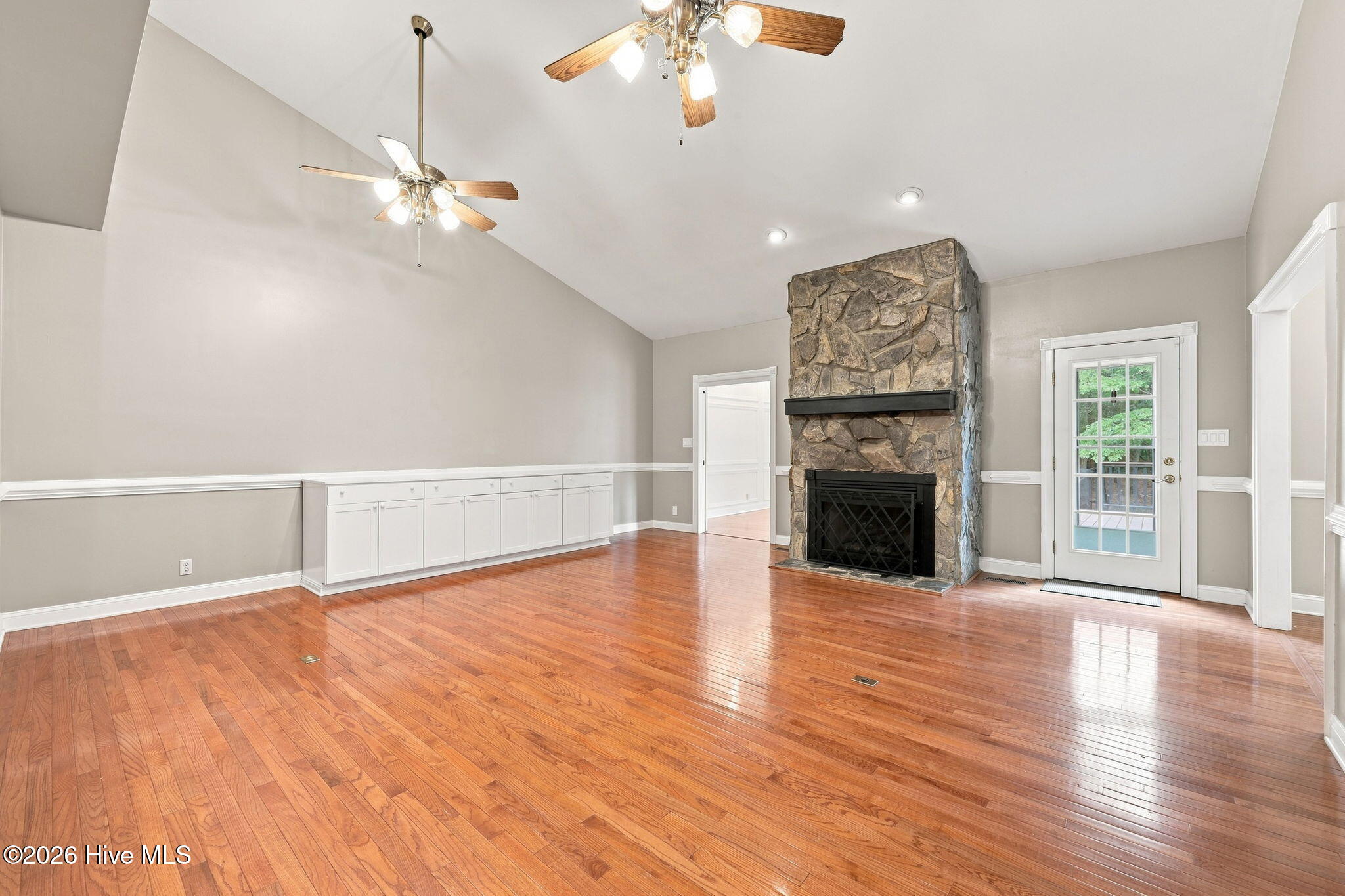 407 Rustic Court Property Photo 12