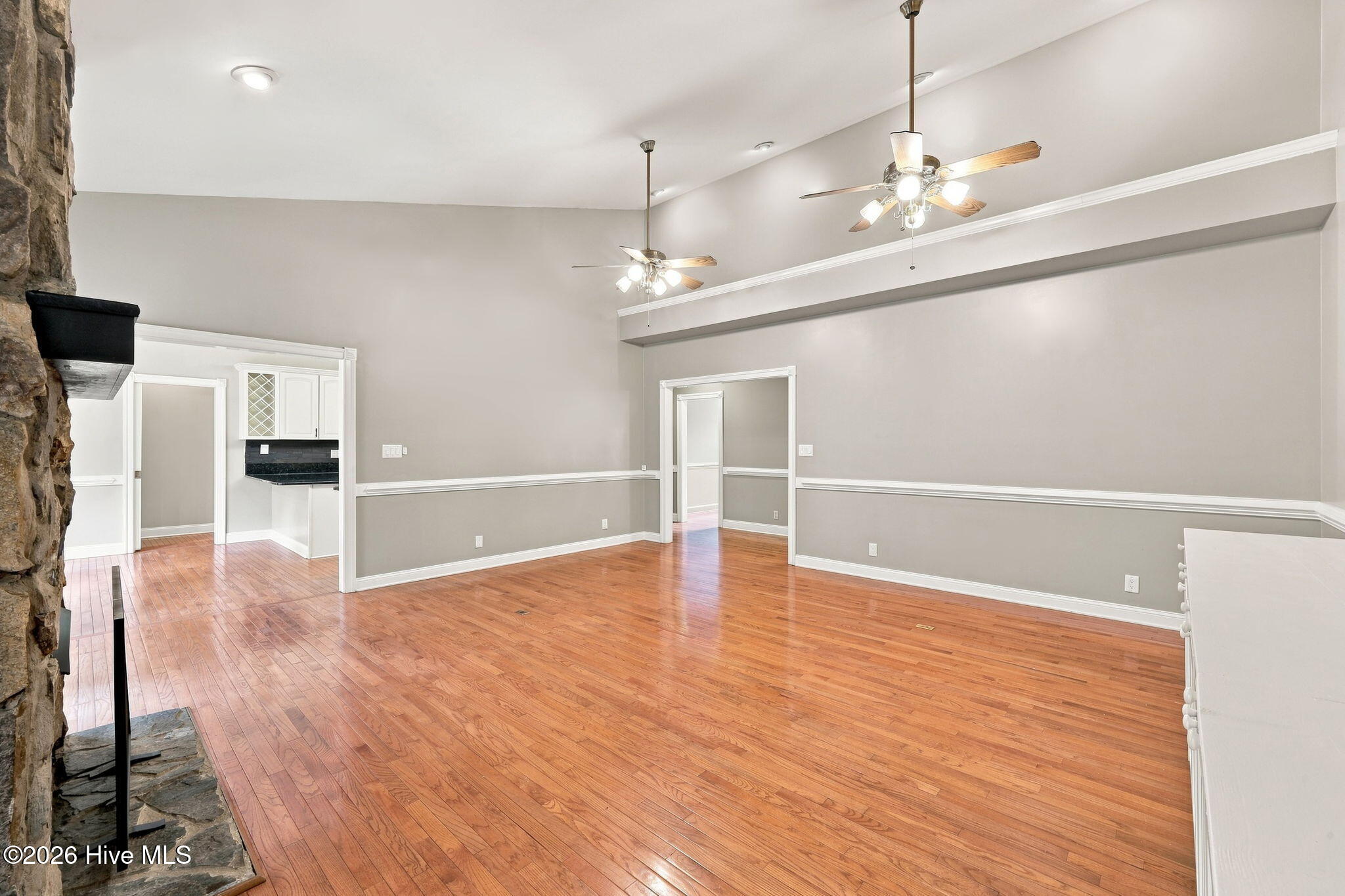 407 Rustic Court Property Photo 13