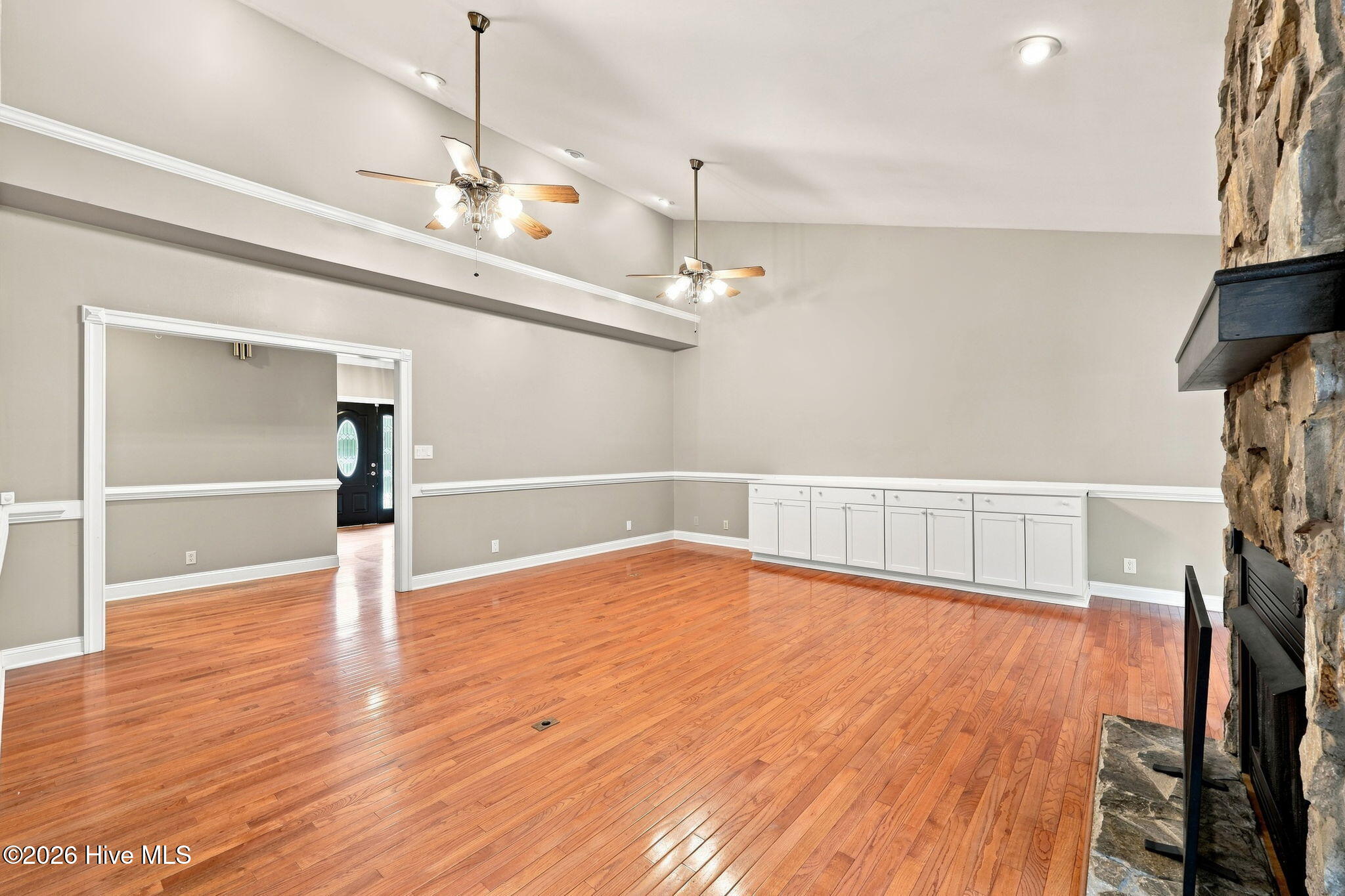 407 Rustic Court Property Photo 14