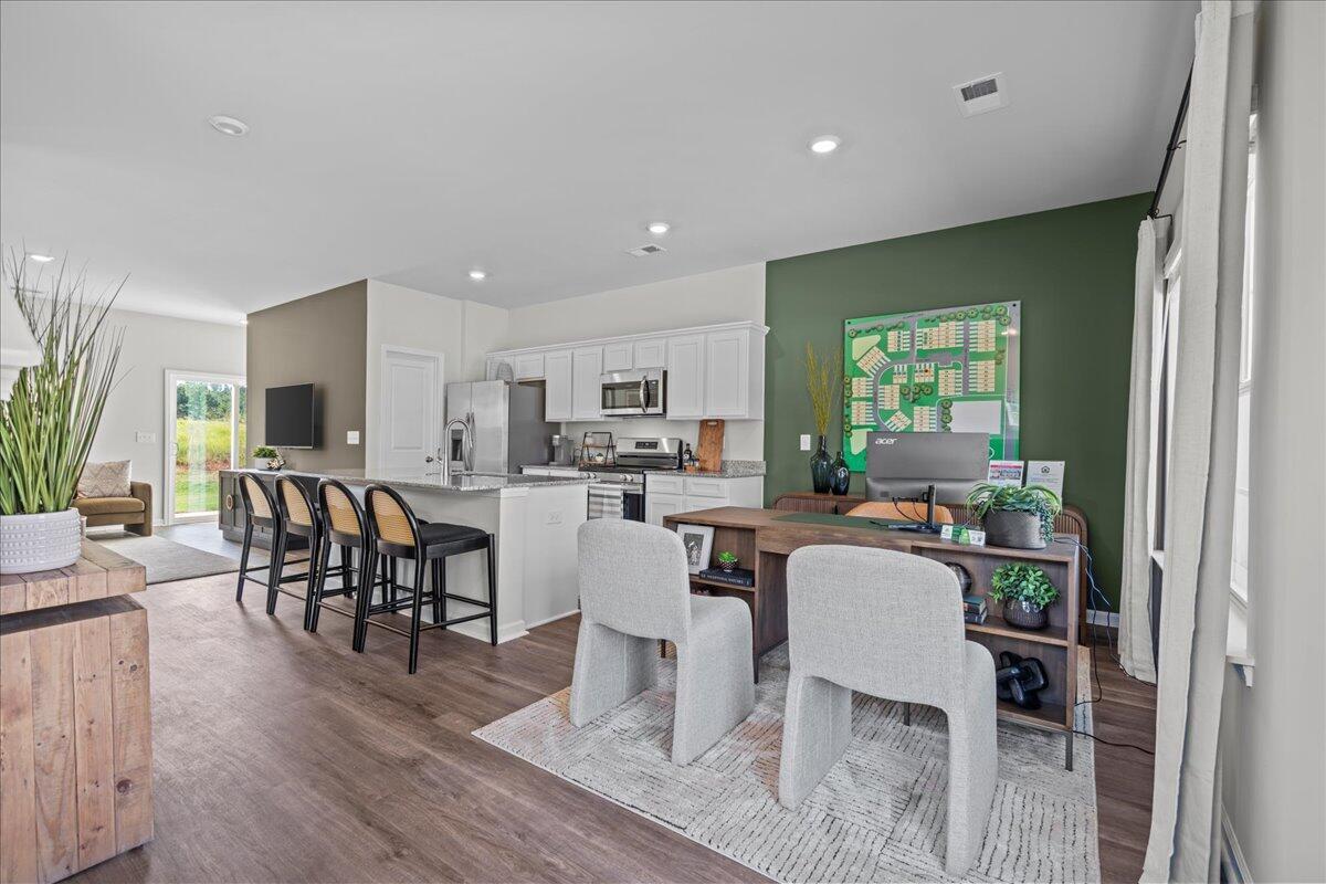 586 Slim Cypress Property Photo 4