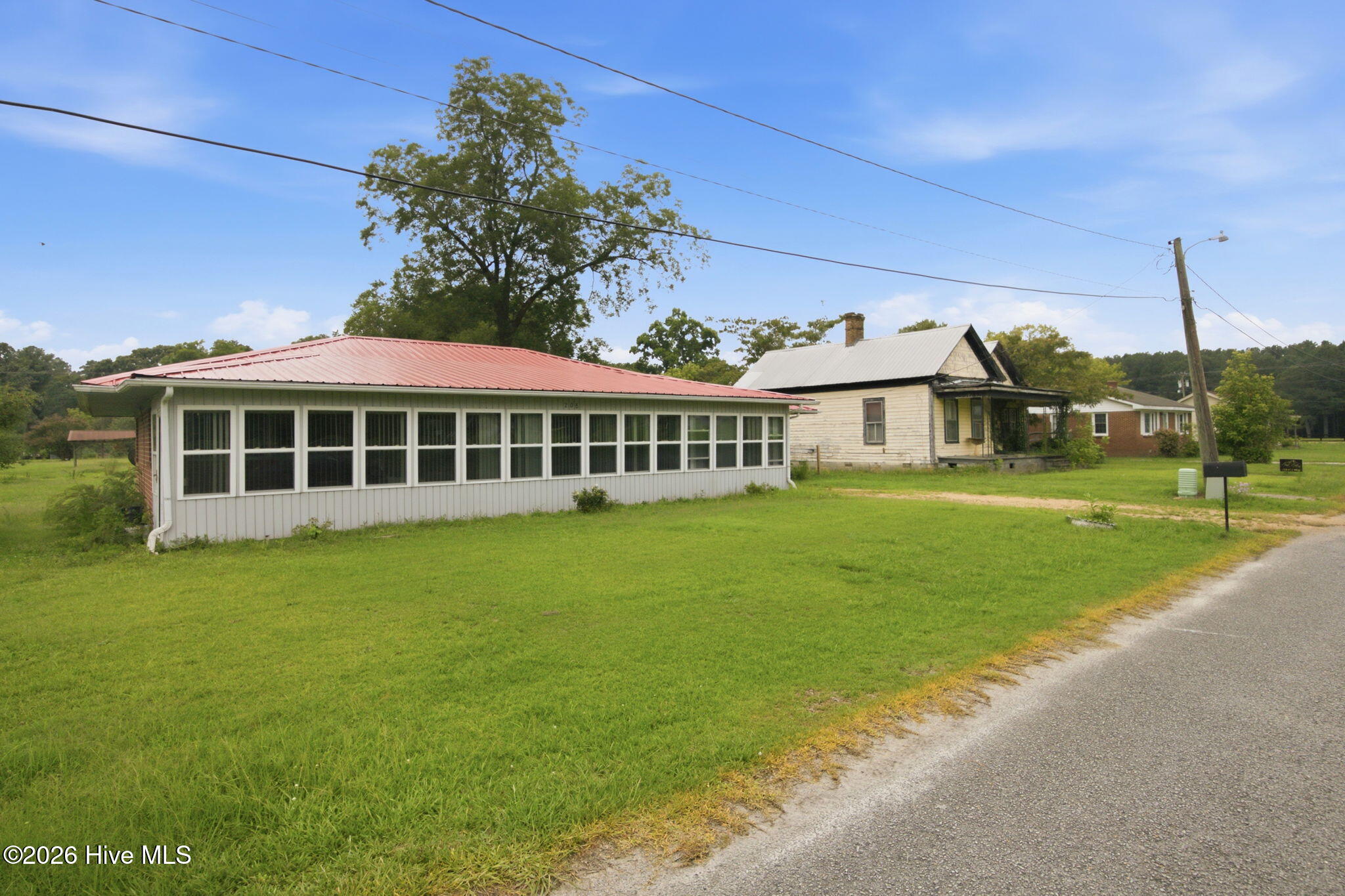 208 N West Avenue Property Photo 15