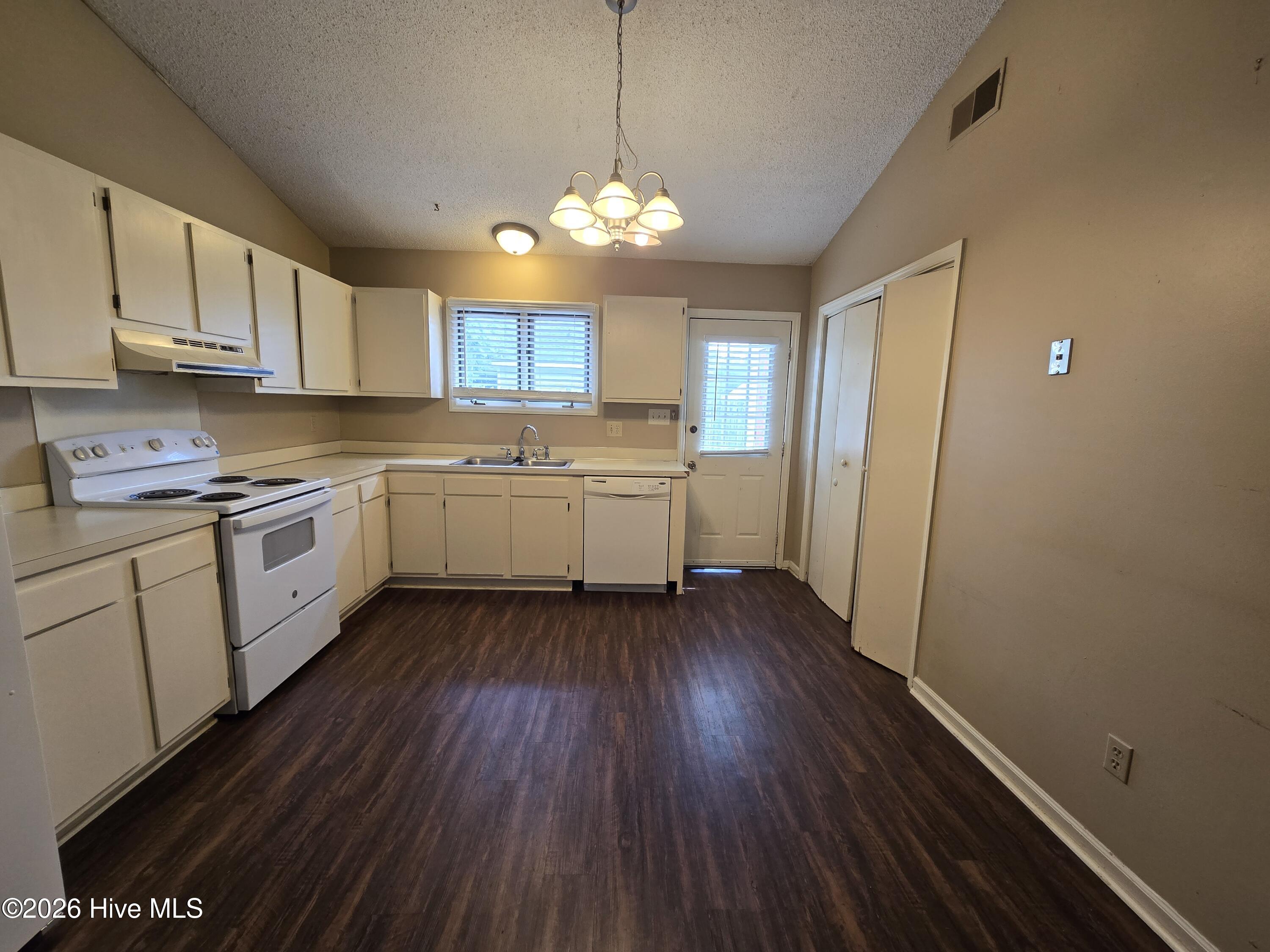 1910 White Hollow Drive Property Photo 4