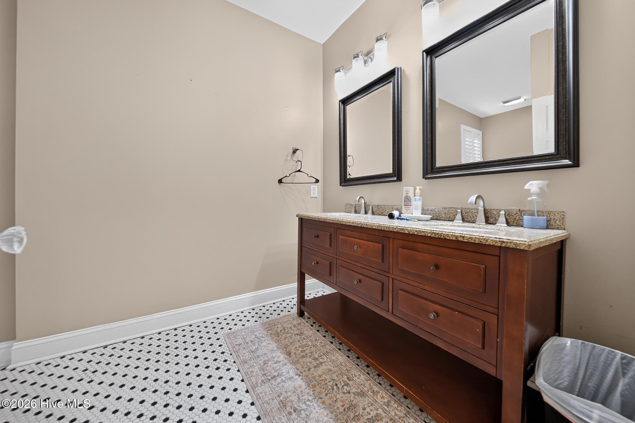 425 Roanoke Avenue Property Photo 25